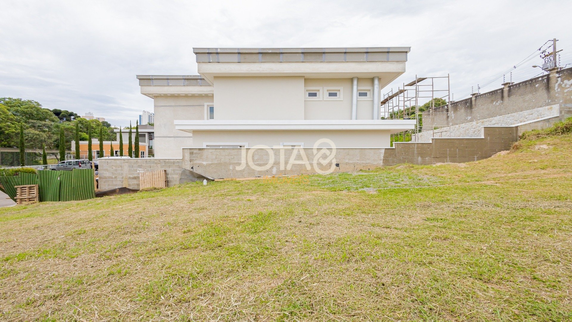 TERRENO EM CONDOMINIO FECHADO NO CAMPO COMPRIDO