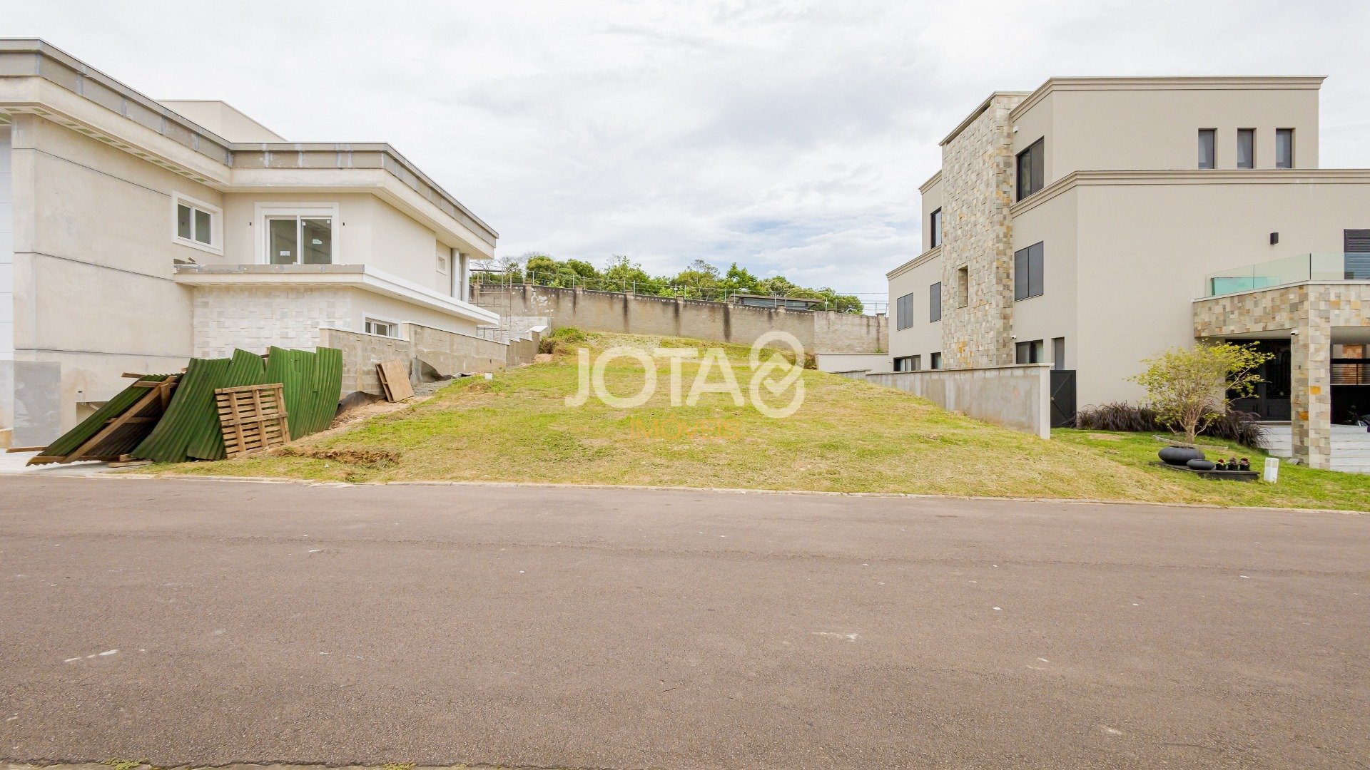 TERRENO EM CONDOMINIO FECHADO NO CAMPO COMPRIDO