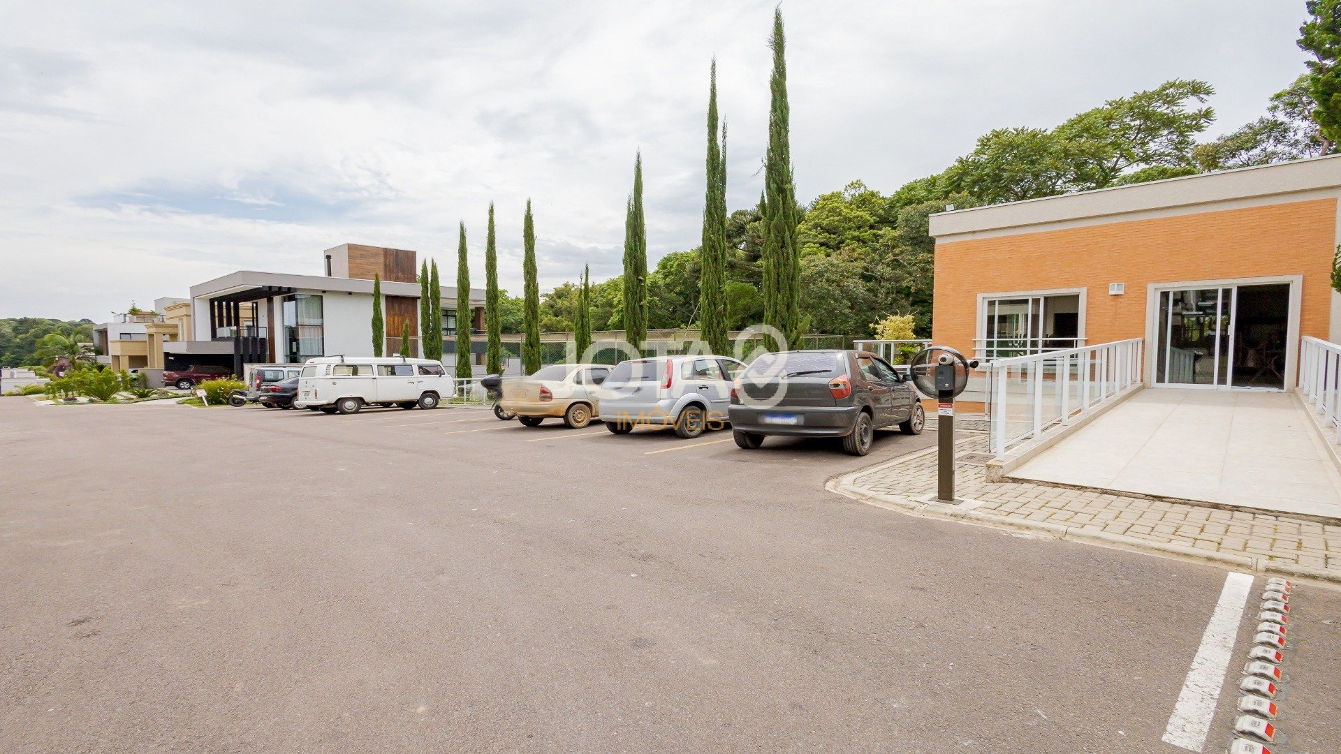TERRENO EM CONDOMINIO FECHADO NO CAMPO COMPRIDO