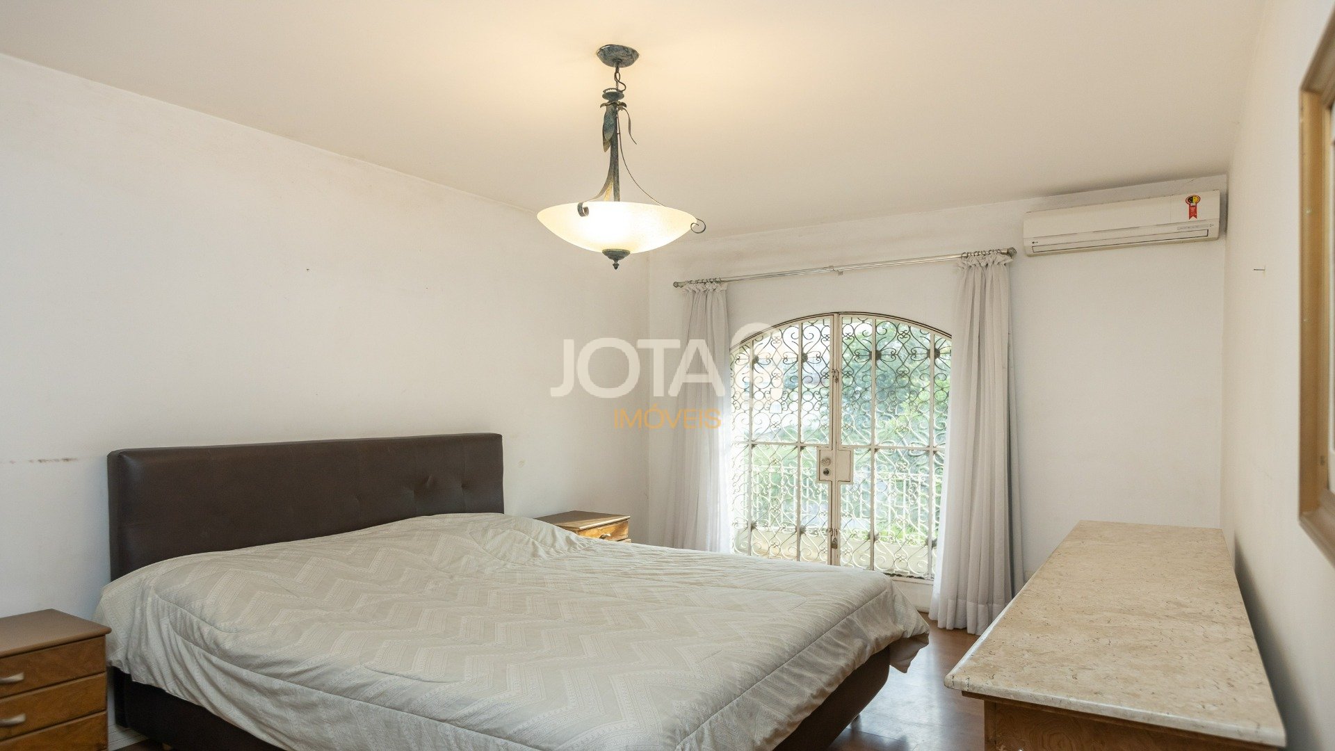 CASA COM 4 DORMITÓRIOS NO JARDIM SCHAFFER