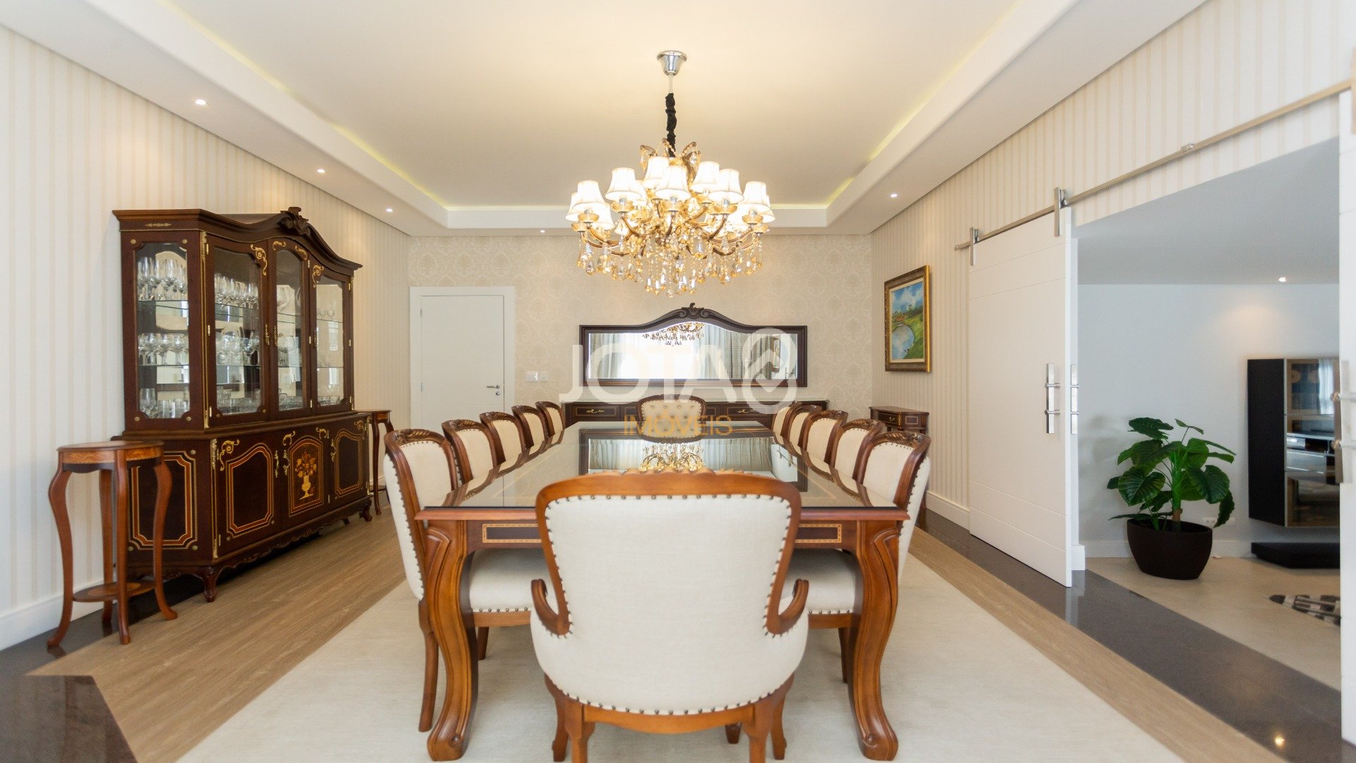 CASA COM 5 SUÍTES E UM TERRENO DE 1.100M²