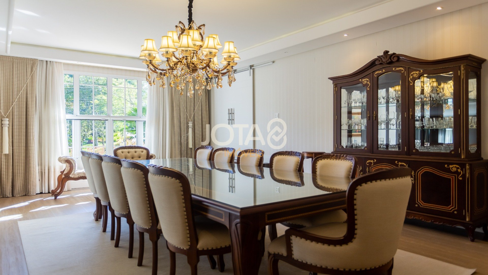 CASA COM 5 SUÍTES E UM TERRENO DE 1.100M²