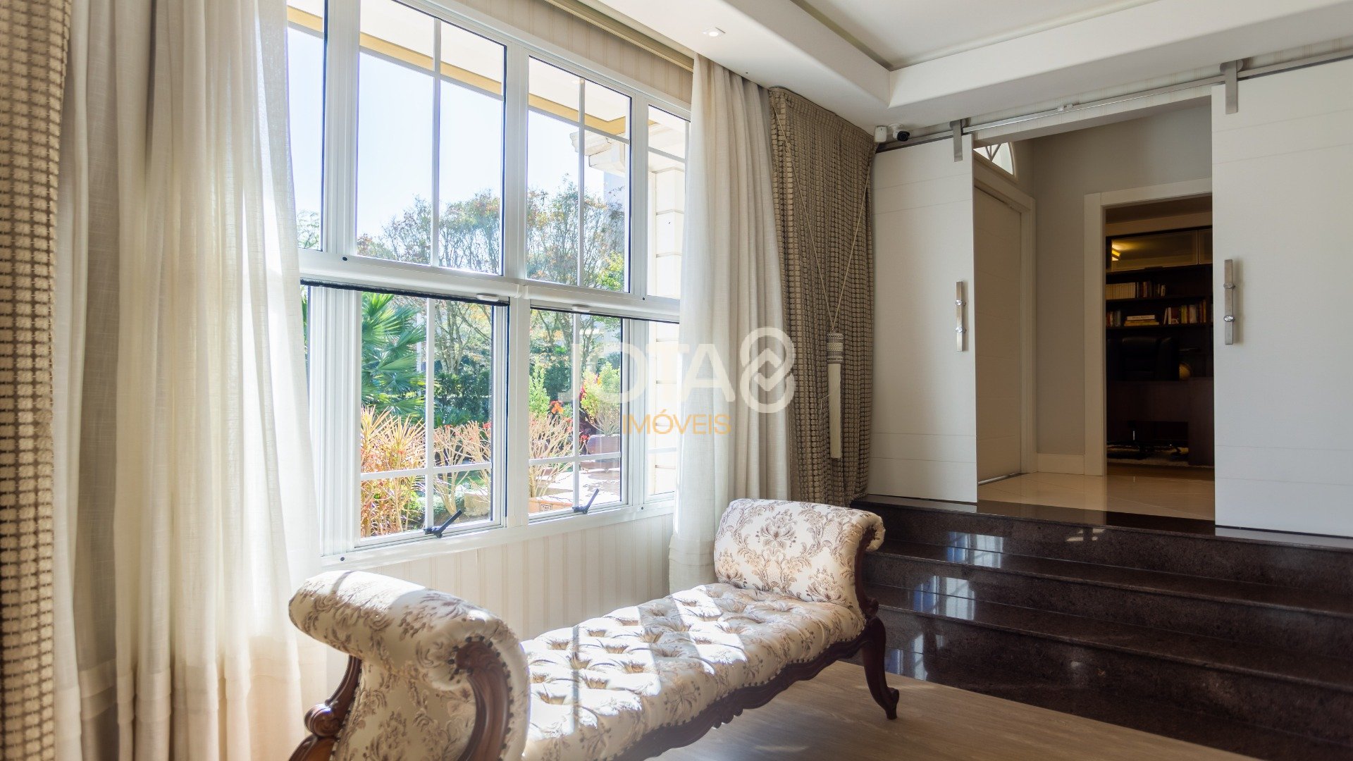 CASA COM 5 SUÍTES E UM TERRENO DE 1.100M²