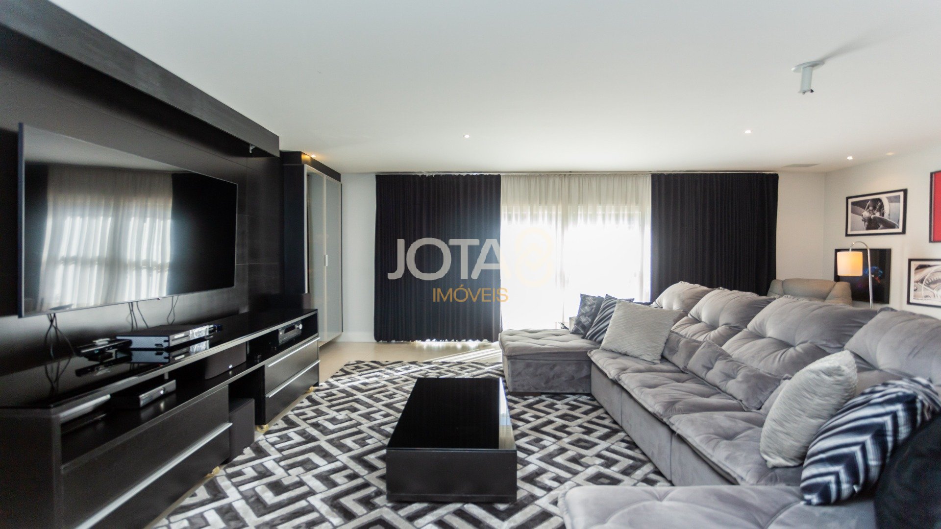 CASA COM 5 SUÍTES E UM TERRENO DE 1.100M²