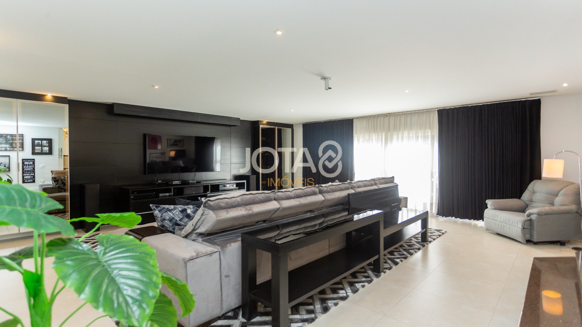 CASA COM 5 SUÍTES E UM TERRENO DE 1.100M²