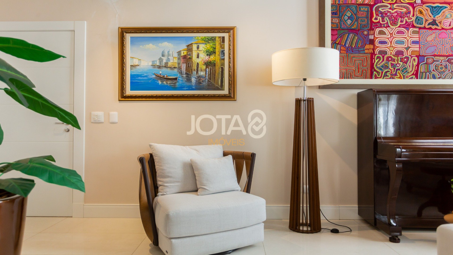 CASA COM 5 SUÍTES E UM TERRENO DE 1.100M²