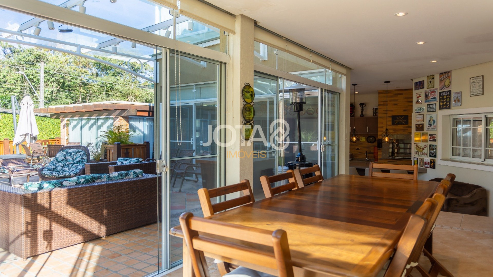 CASA COM 5 SUÍTES E UM TERRENO DE 1.100M²