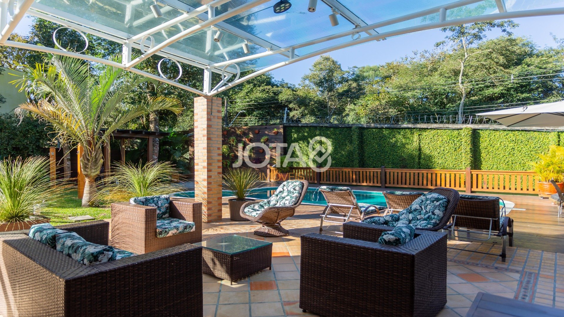 CASA COM 5 SUÍTES E UM TERRENO DE 1.100M²