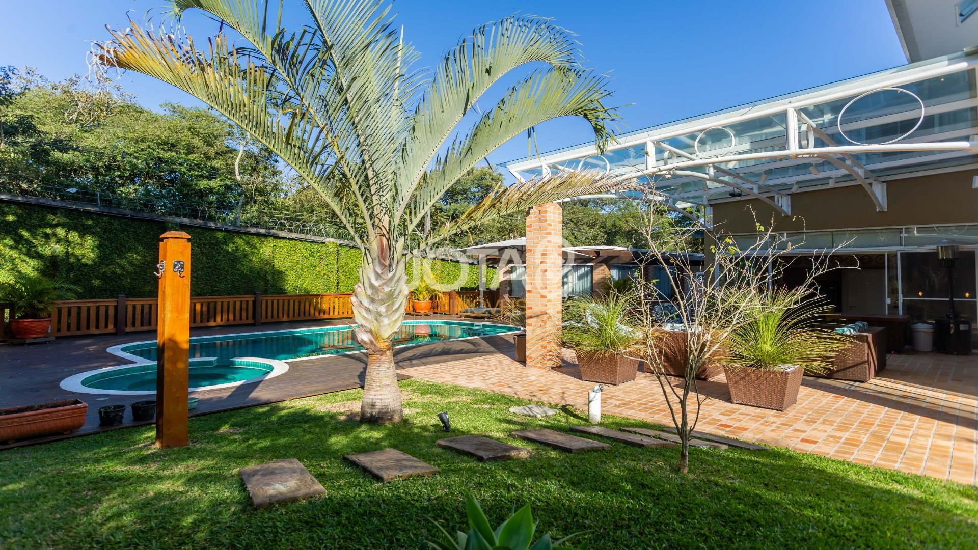 CASA COM 5 SUÍTES E UM TERRENO DE 1.100M²