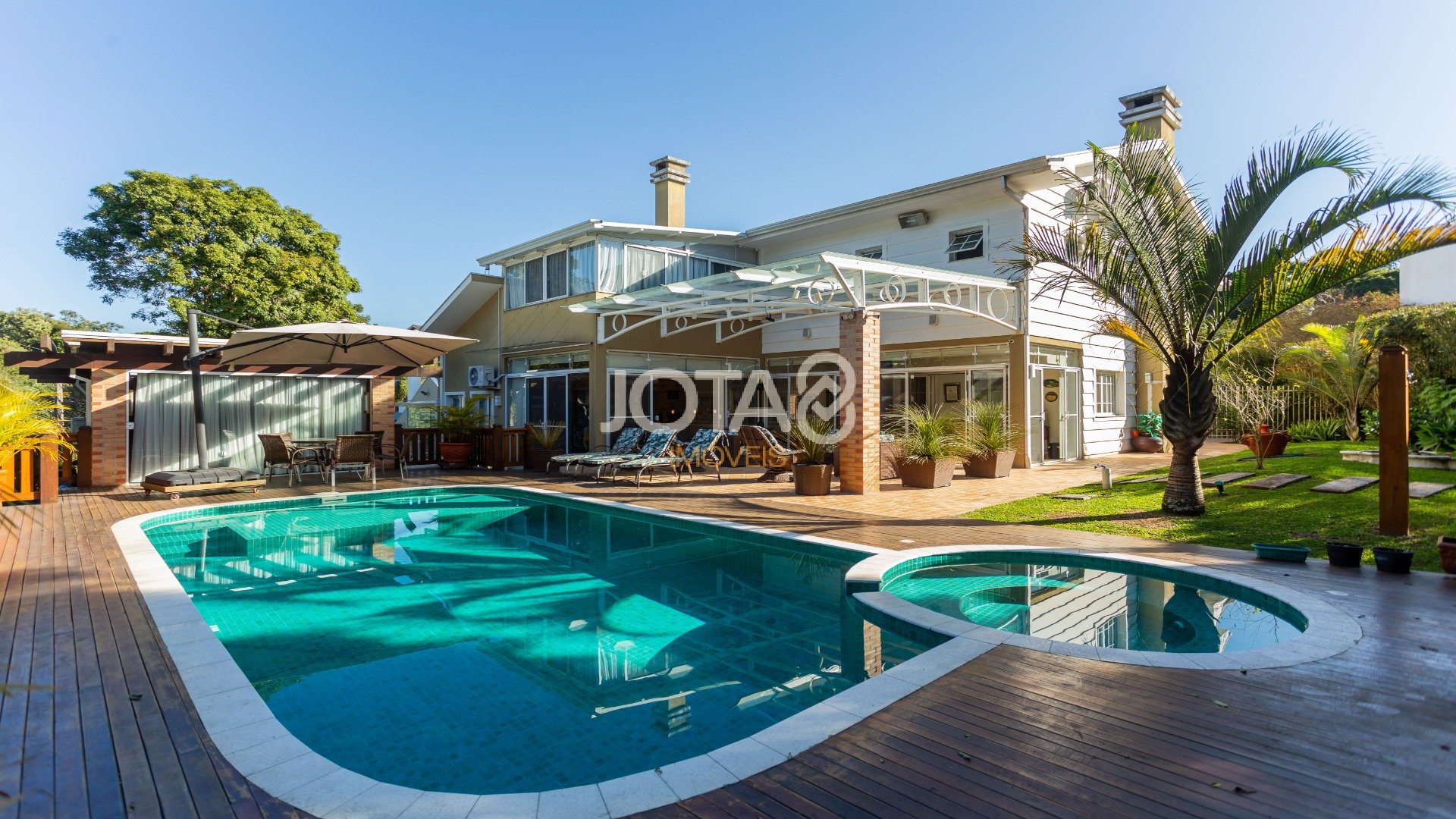 CASA COM 5 SUÍTES E UM TERRENO DE 1.100M²