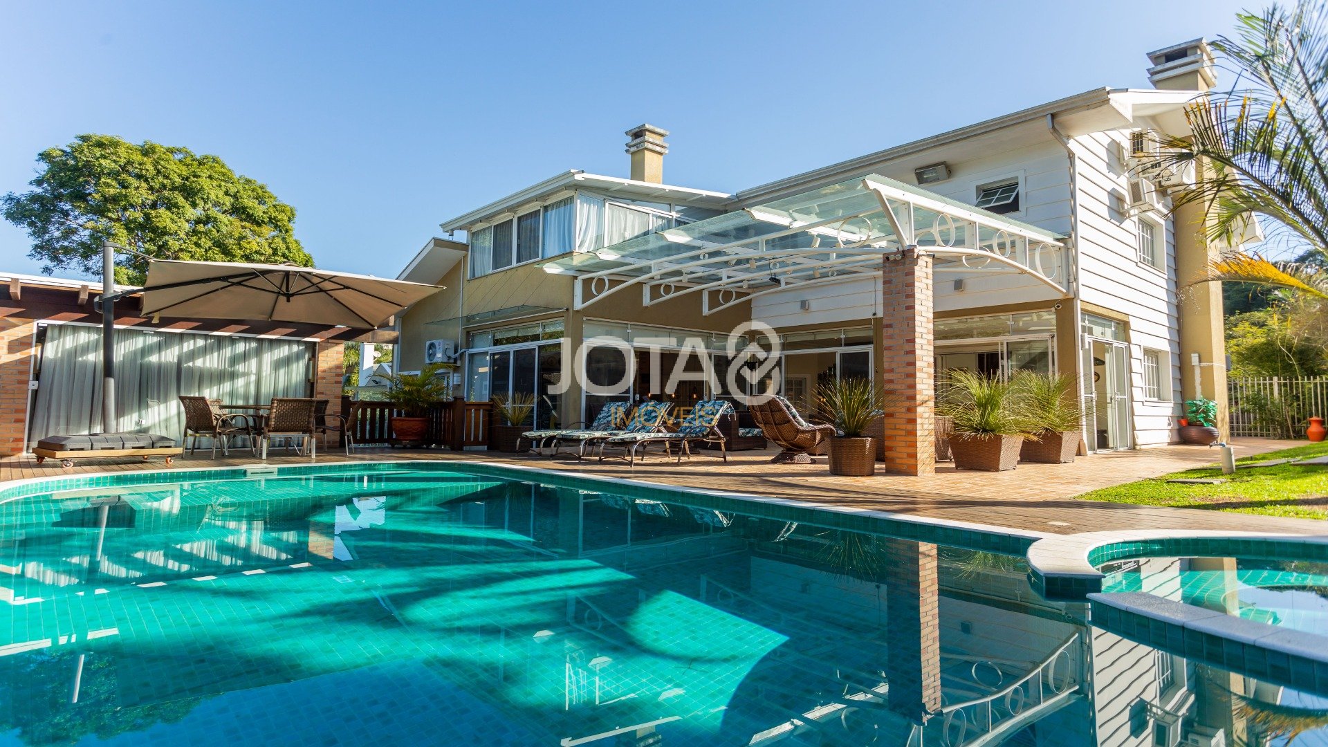 CASA COM 5 SUÍTES E UM TERRENO DE 1.100M²