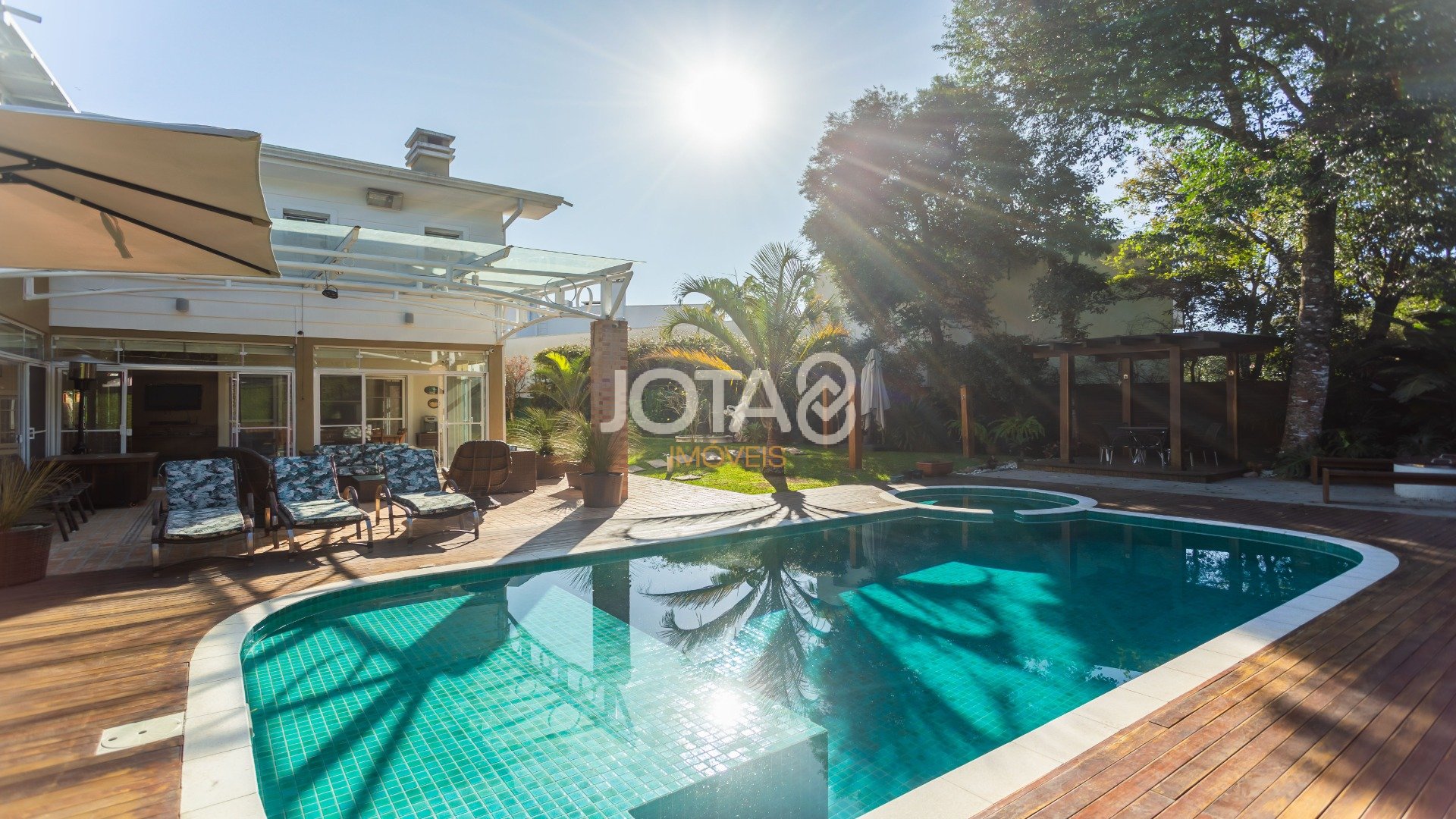 CASA COM 5 SUÍTES E UM TERRENO DE 1.100M²