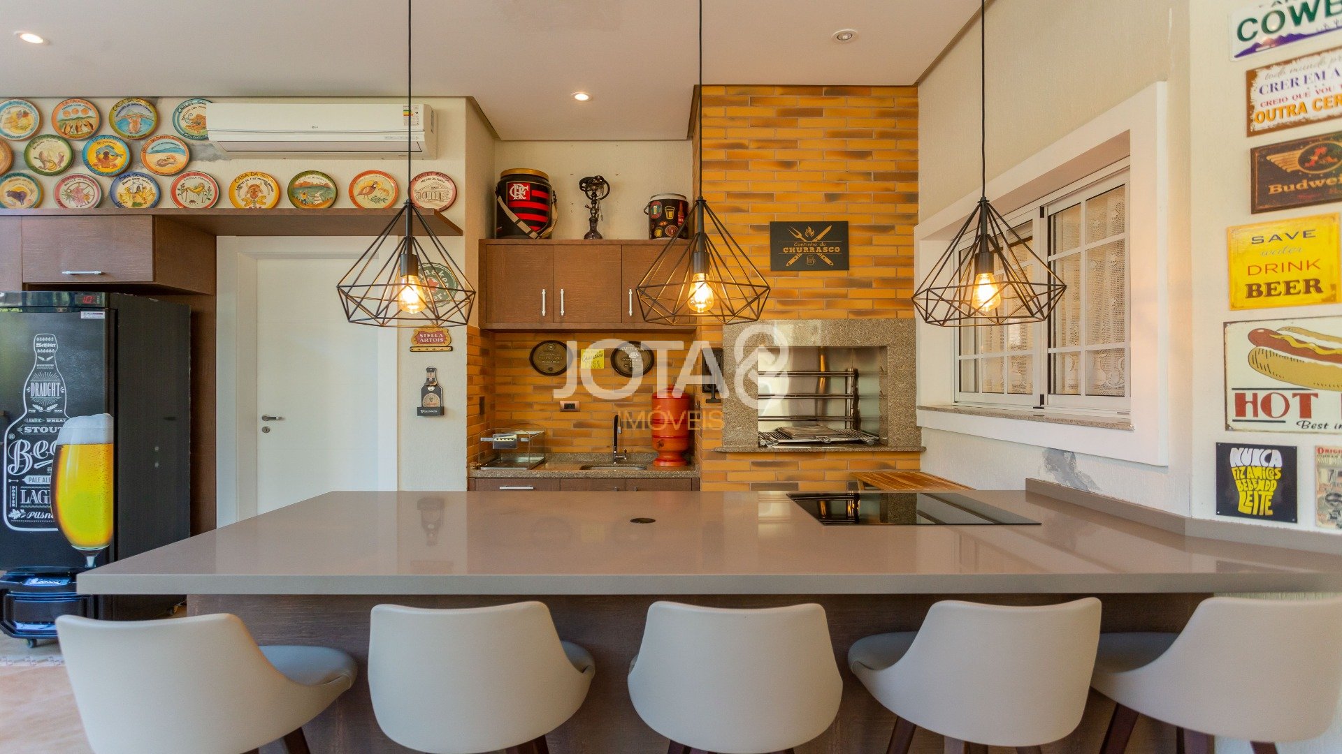 CASA COM 5 SUÍTES E UM TERRENO DE 1.100M²
