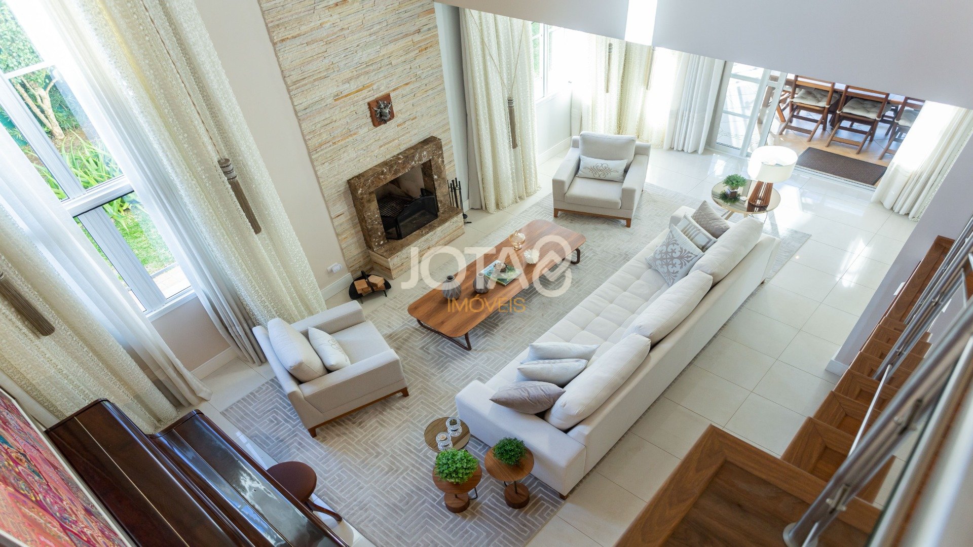 CASA COM 5 SUÍTES E UM TERRENO DE 1.100M²