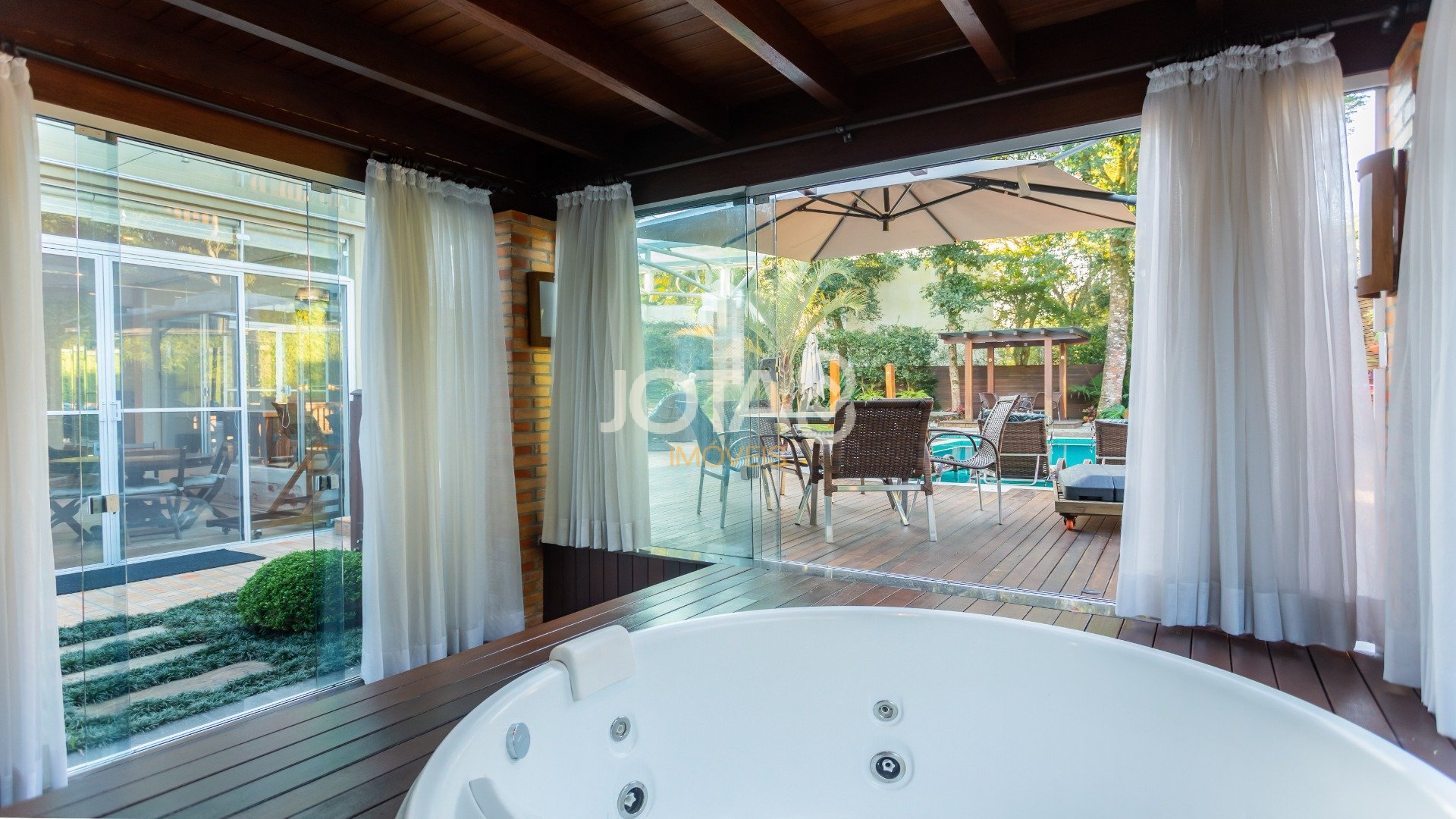 CASA COM 5 SUÍTES E UM TERRENO DE 1.100M²
