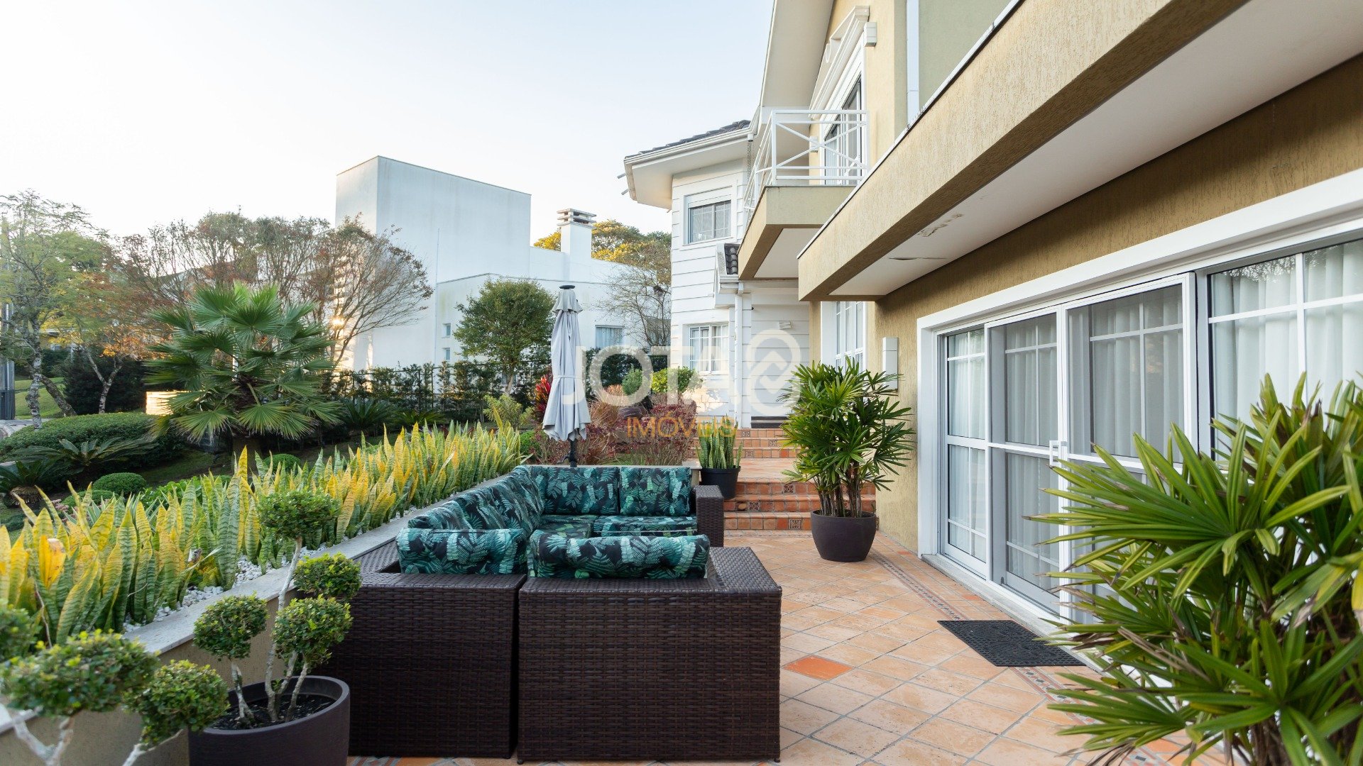 CASA COM 5 SUÍTES E UM TERRENO DE 1.100M²