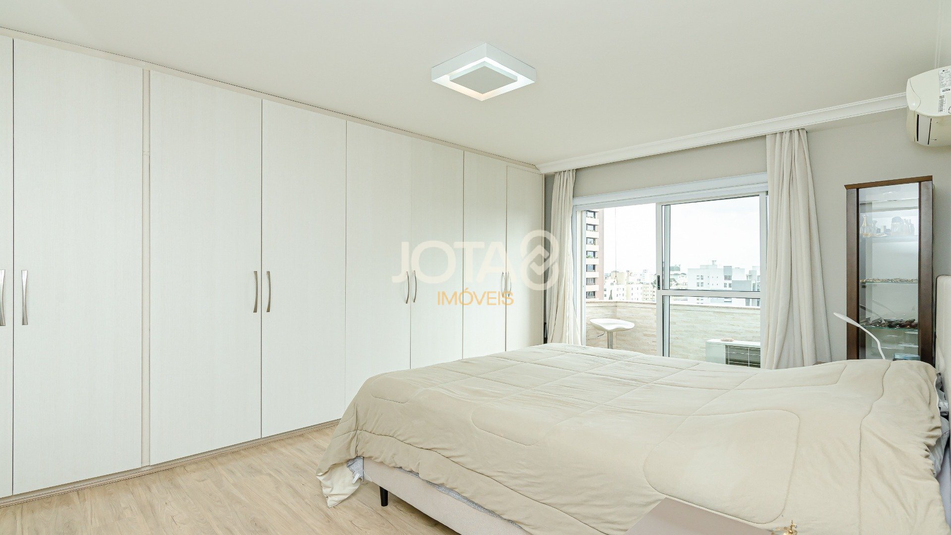 APARTAMENTO 3 DORMITÓRIOS LOCALIZAÇÃO NOBRE NO BATEL