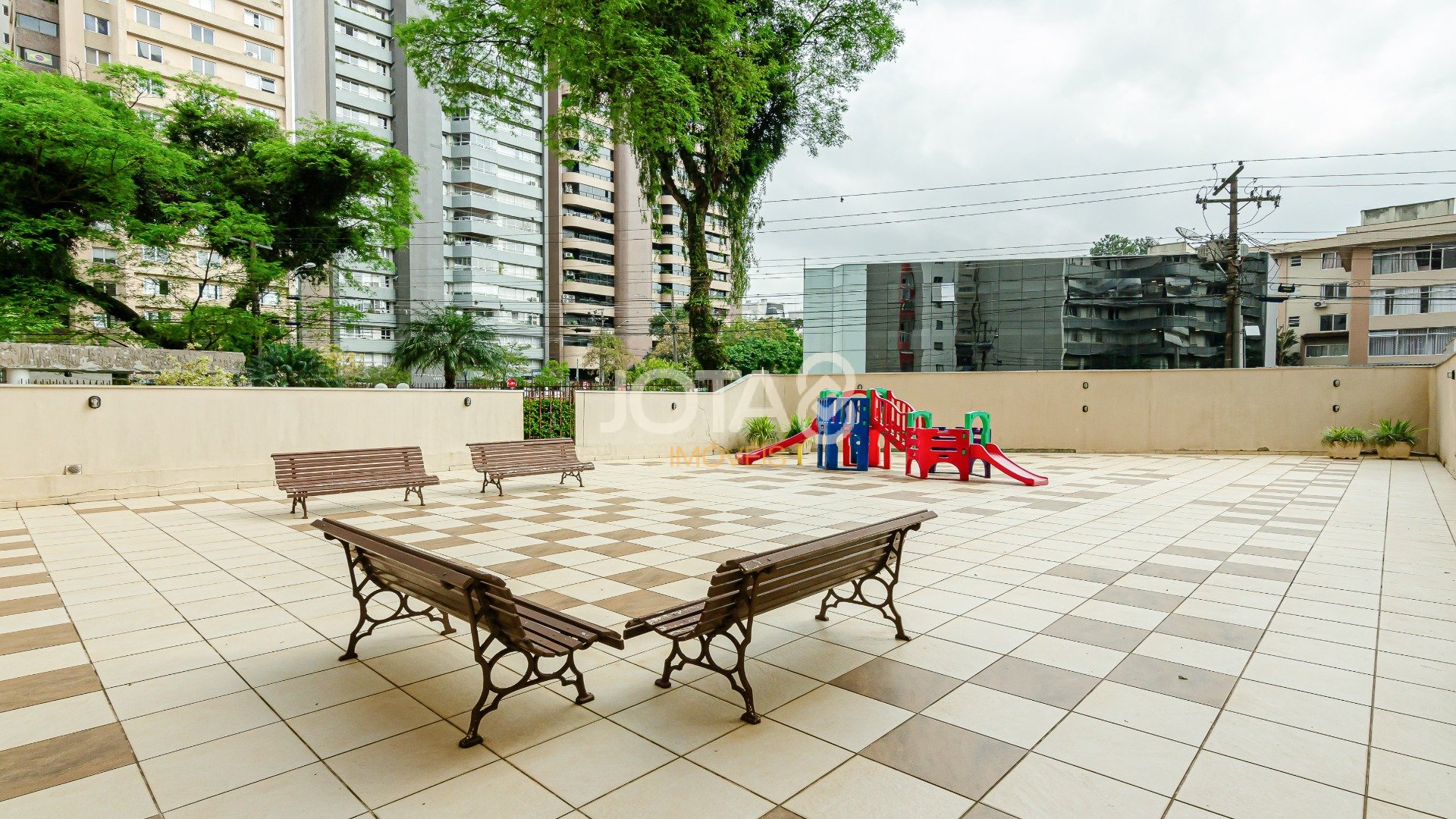 APARTAMENTO 3 DORMITÓRIOS LOCALIZAÇÃO NOBRE NO BATEL