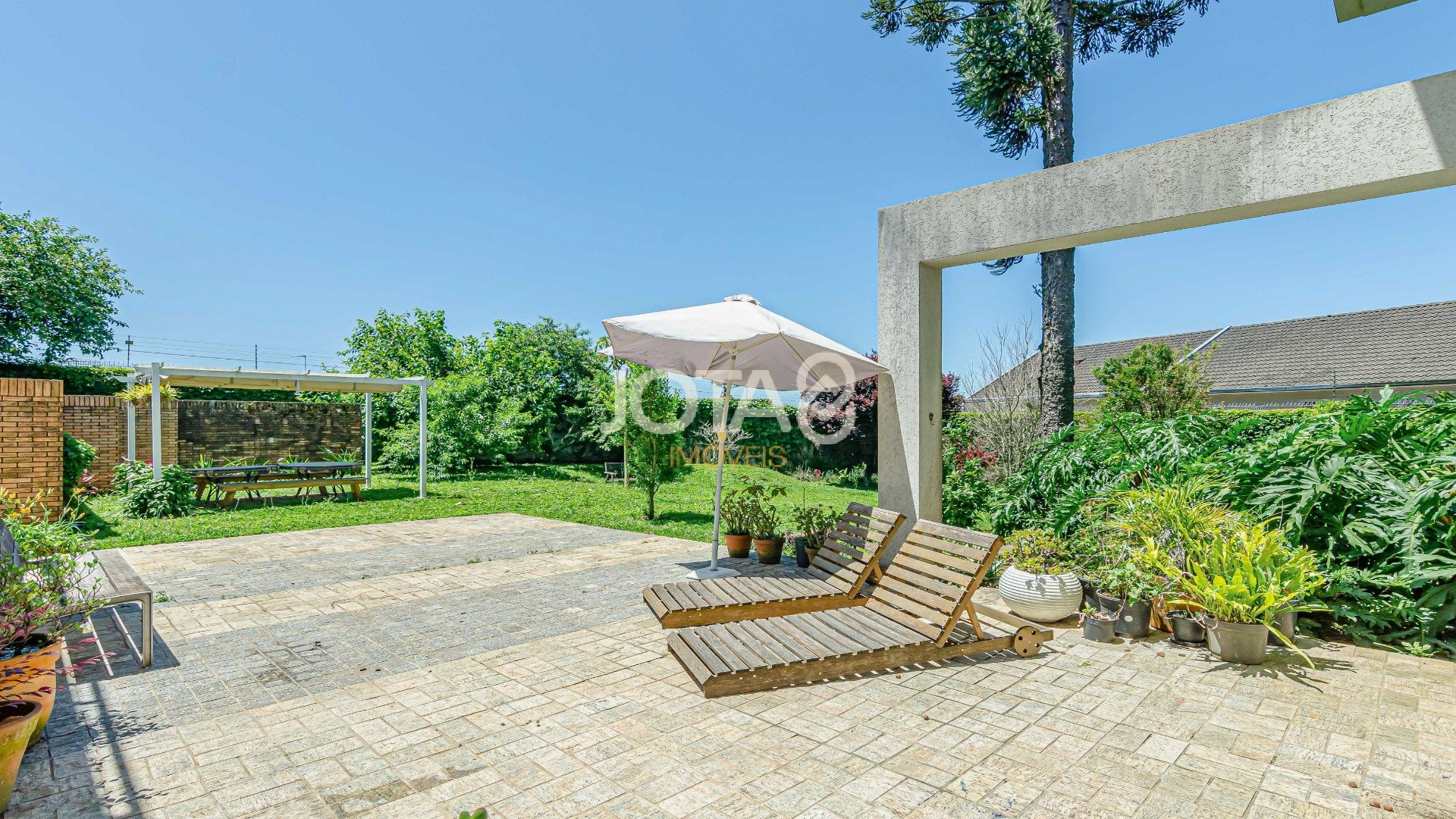CASA DE ESQUINA COM AMPLO QUINTAL E MUITO ESPAÇO