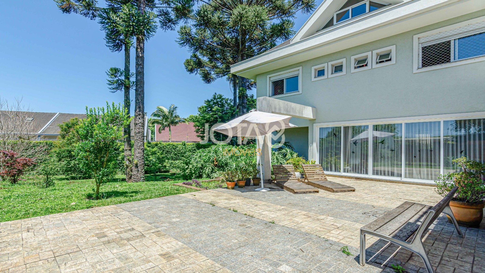 CASA DE ESQUINA COM AMPLO QUINTAL E MUITO ESPAÇO