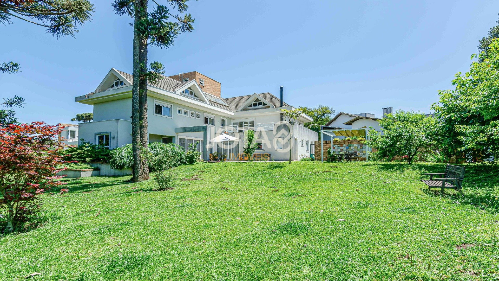 CASA DE ESQUINA COM AMPLO QUINTAL E MUITO ESPAÇO