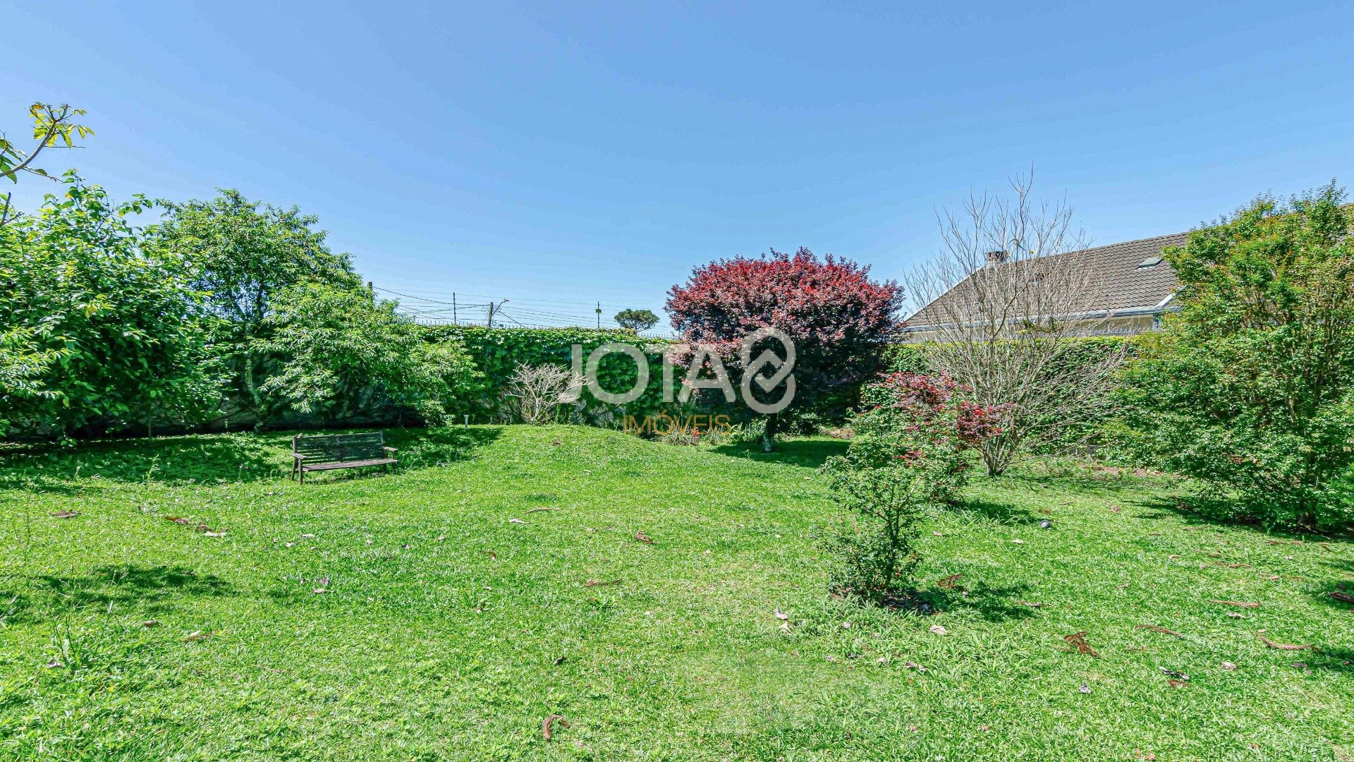 CASA DE ESQUINA COM AMPLO QUINTAL E MUITO ESPAÇO