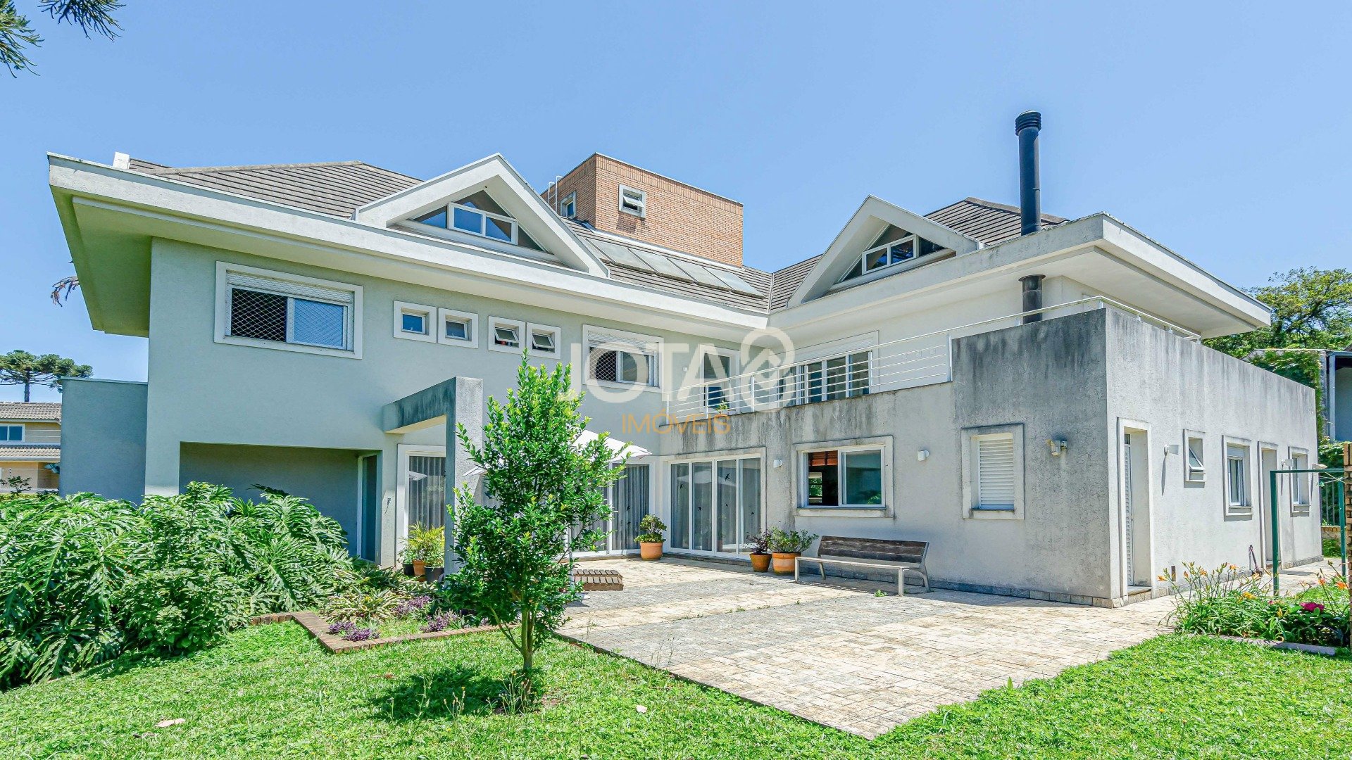 CASA DE ESQUINA COM AMPLO QUINTAL E MUITO ESPAÇO