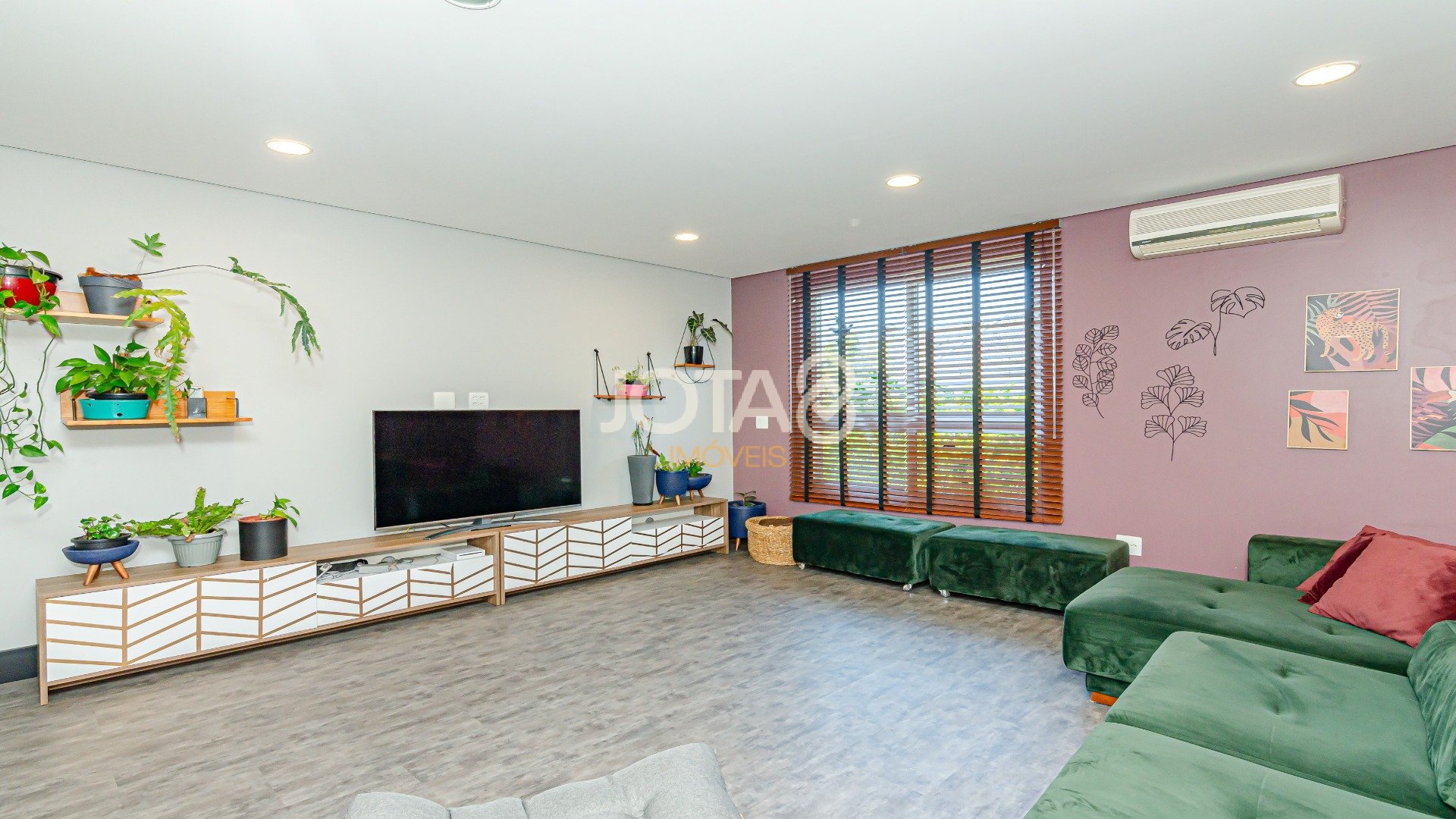 CASA DE ESQUINA COM AMPLO QUINTAL E MUITO ESPAÇO
