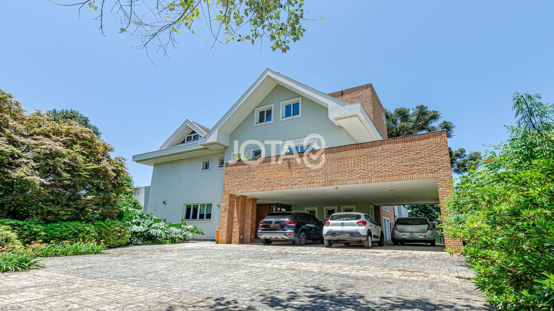 CASA DE ESQUINA COM AMPLO QUINTAL E MUITO ESPAÇO