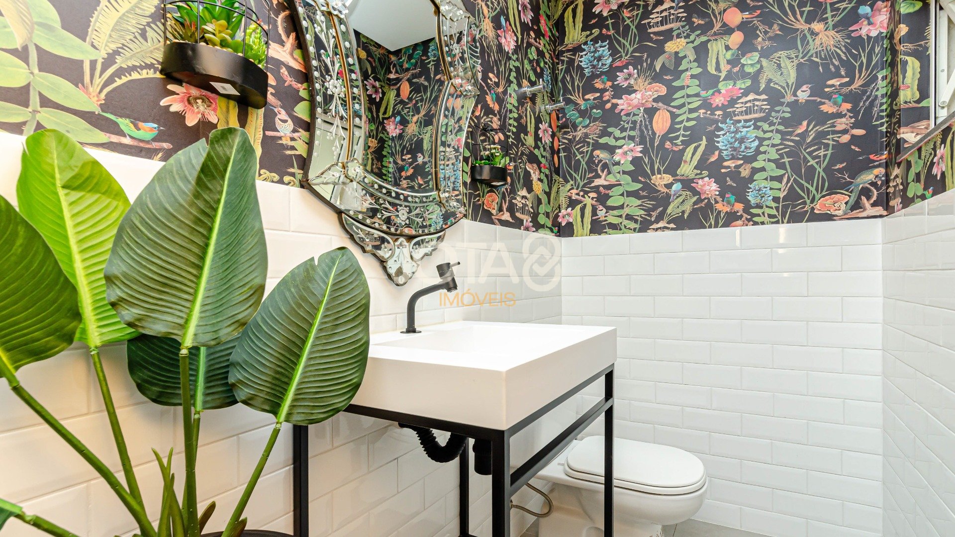 CASA DE ESQUINA COM AMPLO QUINTAL E MUITO ESPAÇO