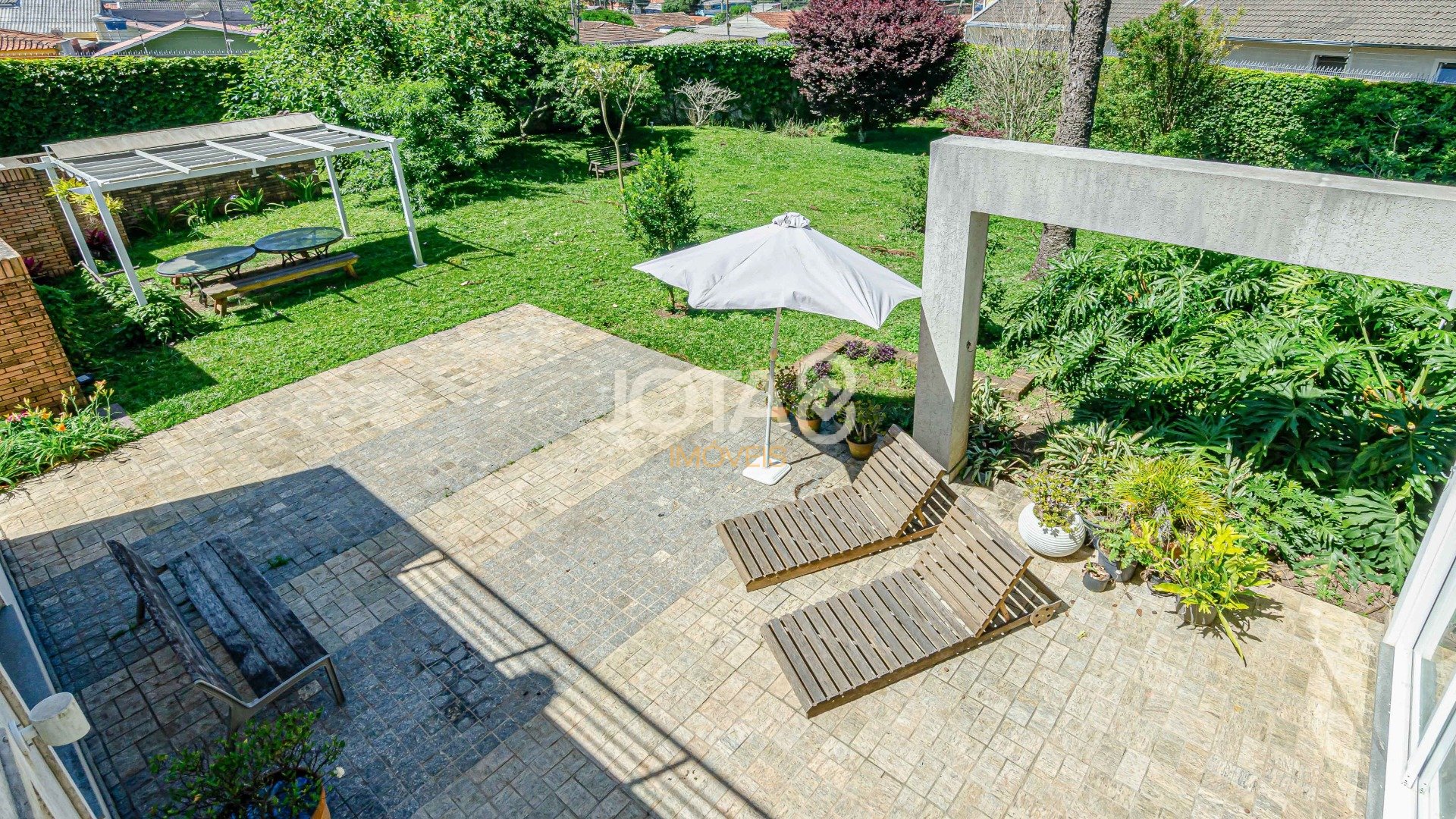 CASA DE ESQUINA COM AMPLO QUINTAL E MUITO ESPAÇO