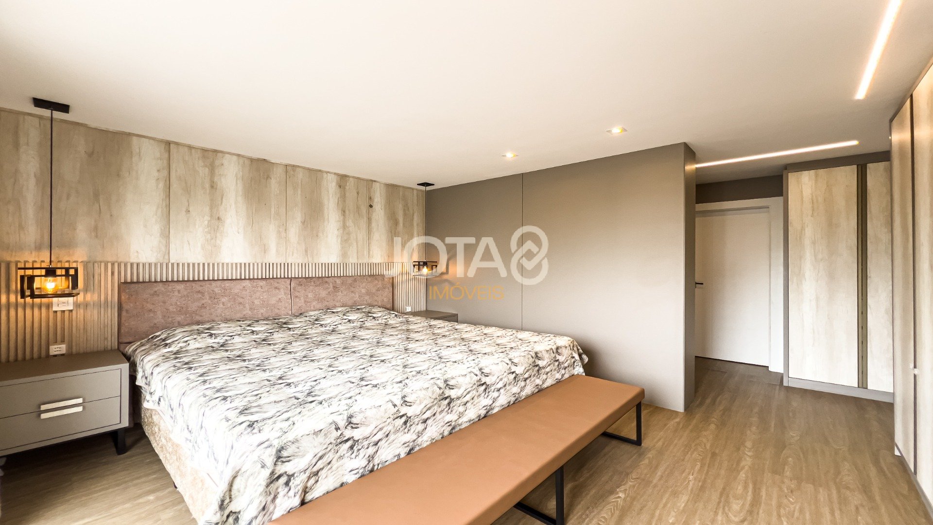 CASA NOVA EM CONDOMÍNIO COM 5 SUÍTES  EM SANTA FELICIDADE