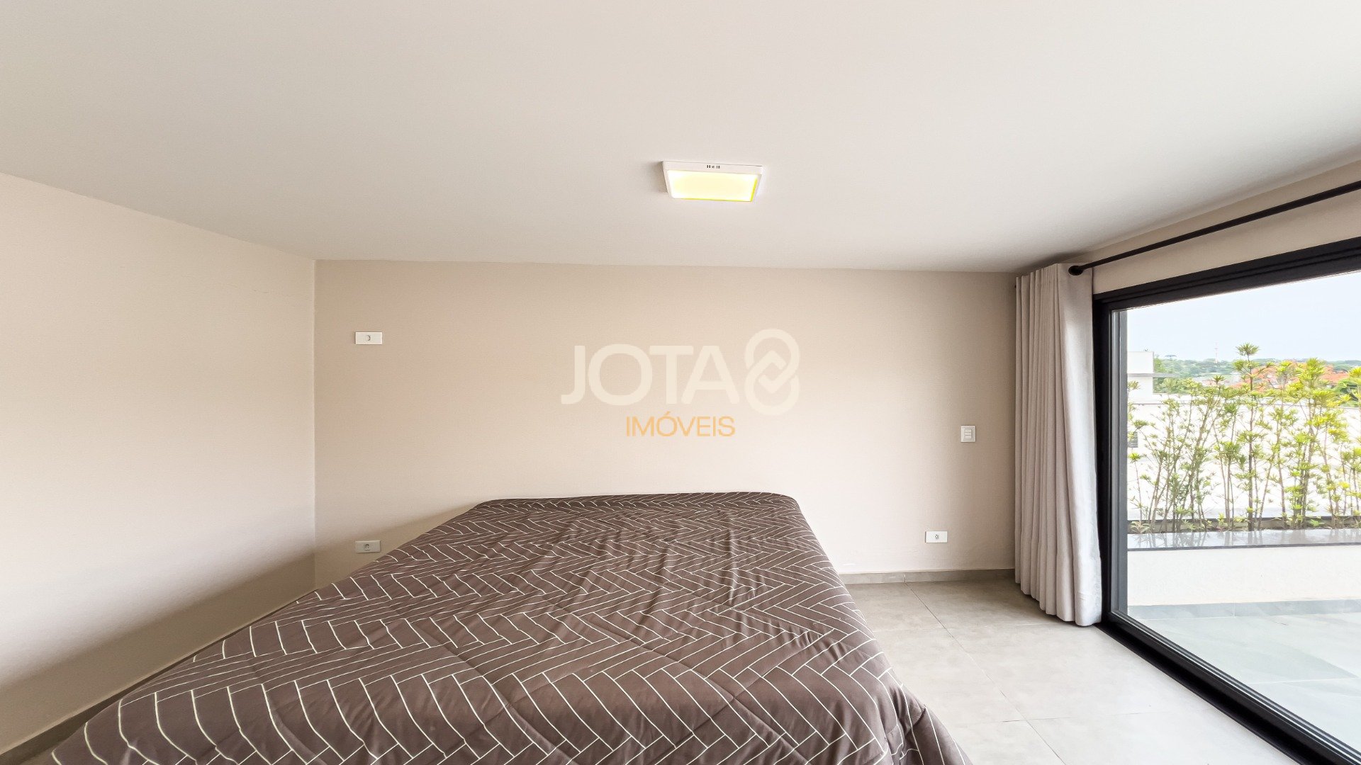CASA NOVA EM CONDOMÍNIO COM 5 SUÍTES  EM SANTA FELICIDADE