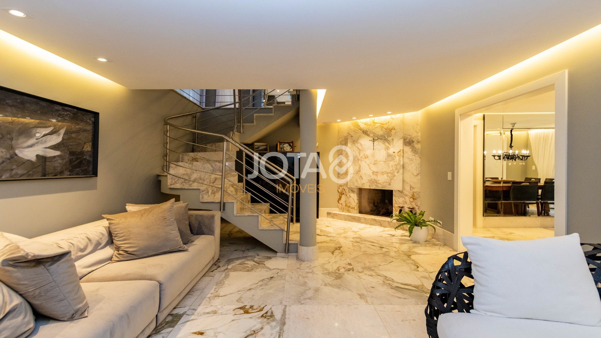 CASA COM 4 QUARTOS, ESPAÇO GOURMET E PISCINA!