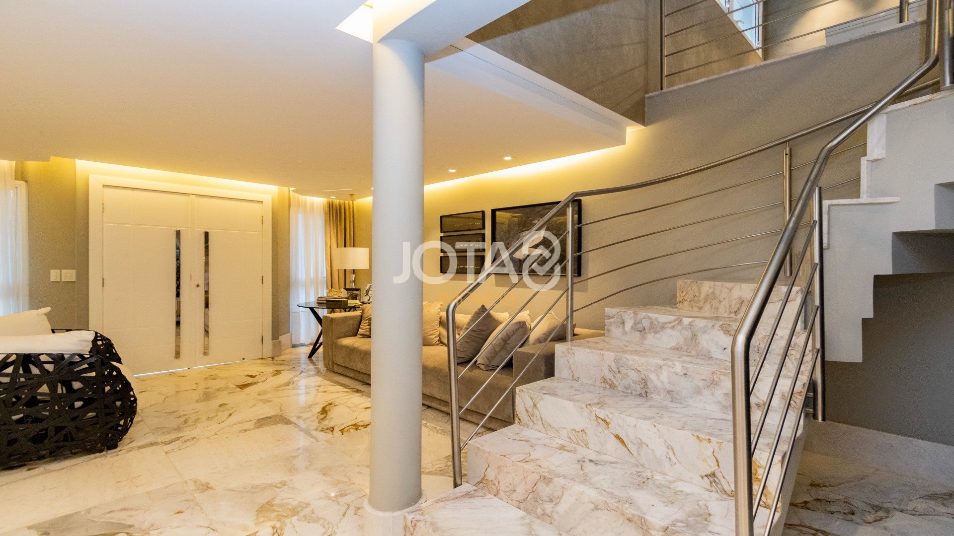 CASA COM 4 QUARTOS, ESPAÇO GOURMET E PISCINA!
