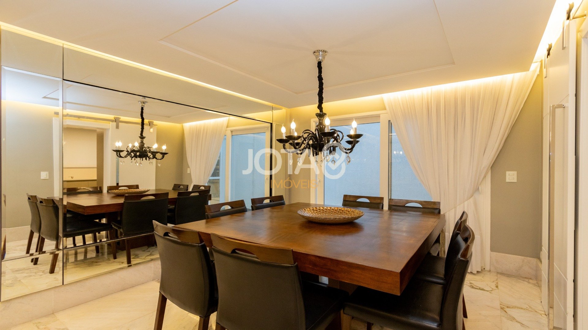 CASA COM 4 QUARTOS, ESPAÇO GOURMET E PISCINA!