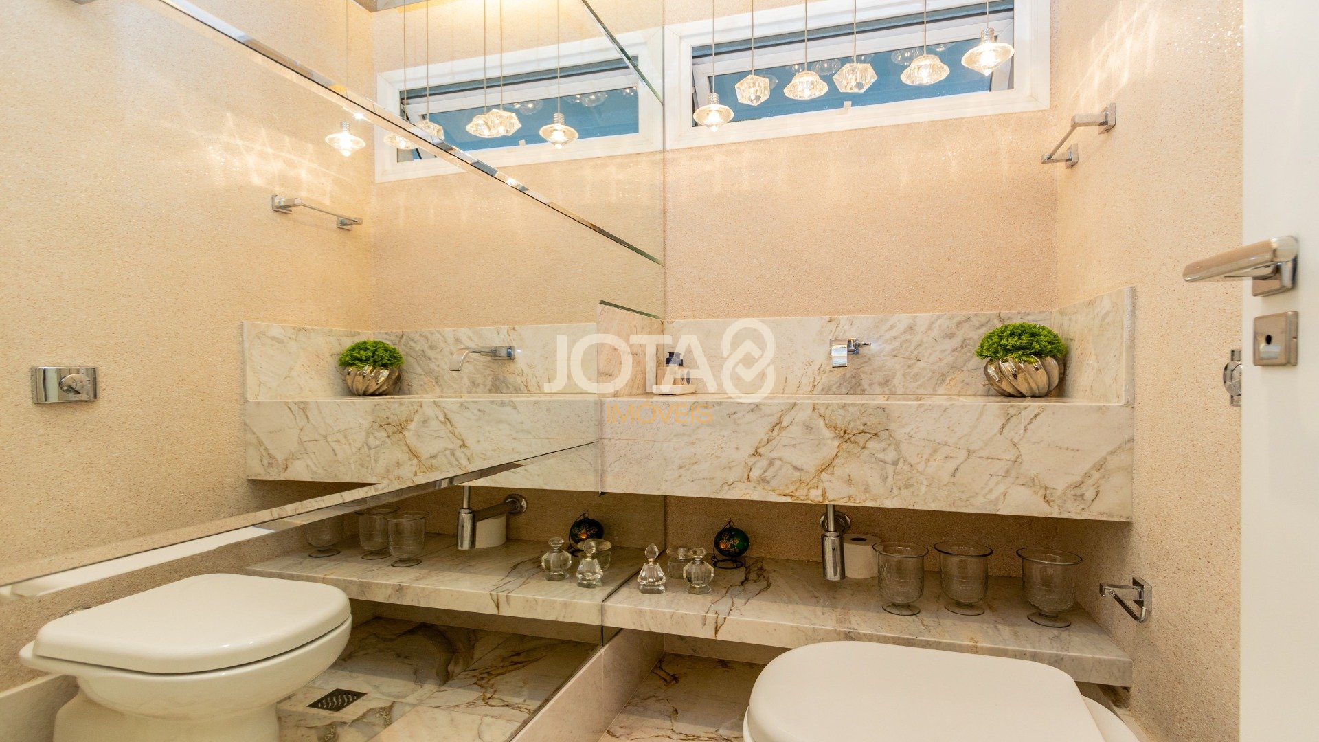 CASA COM 4 QUARTOS, ESPAÇO GOURMET E PISCINA!
