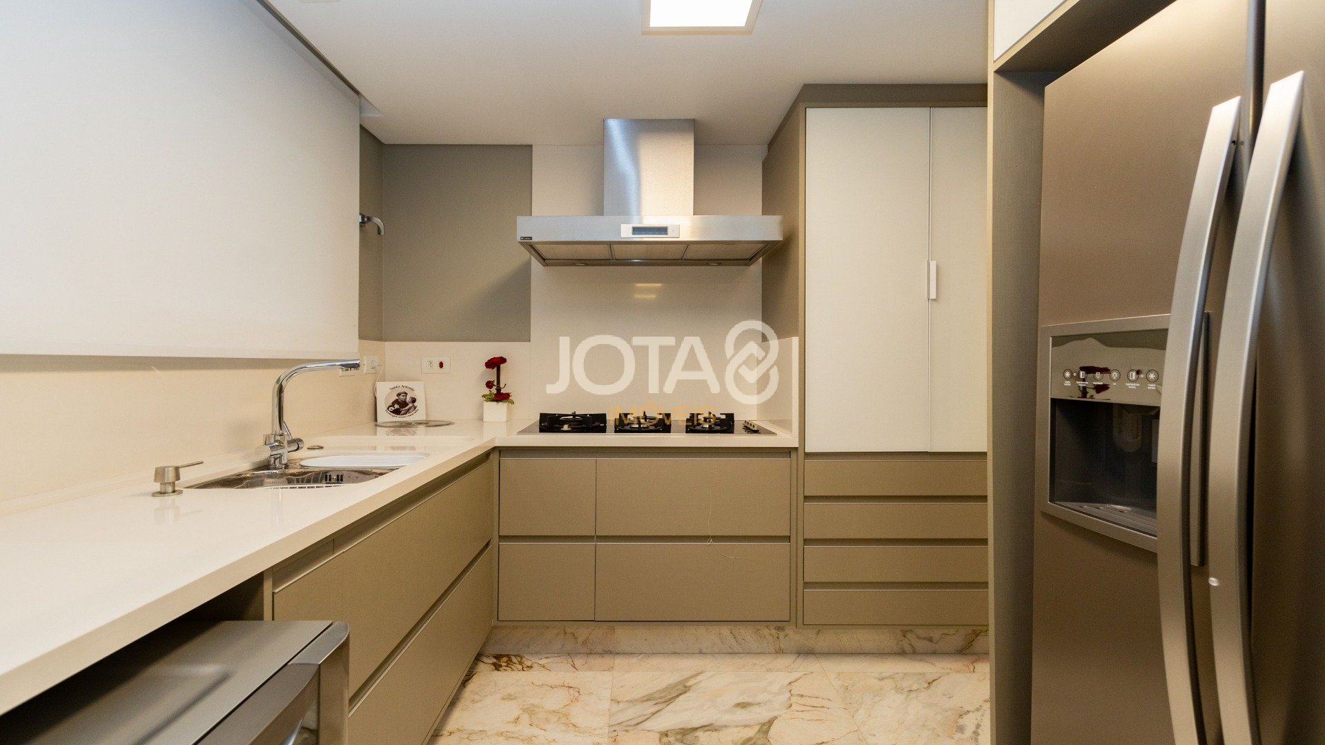 CASA COM 4 QUARTOS, ESPAÇO GOURMET E PISCINA!