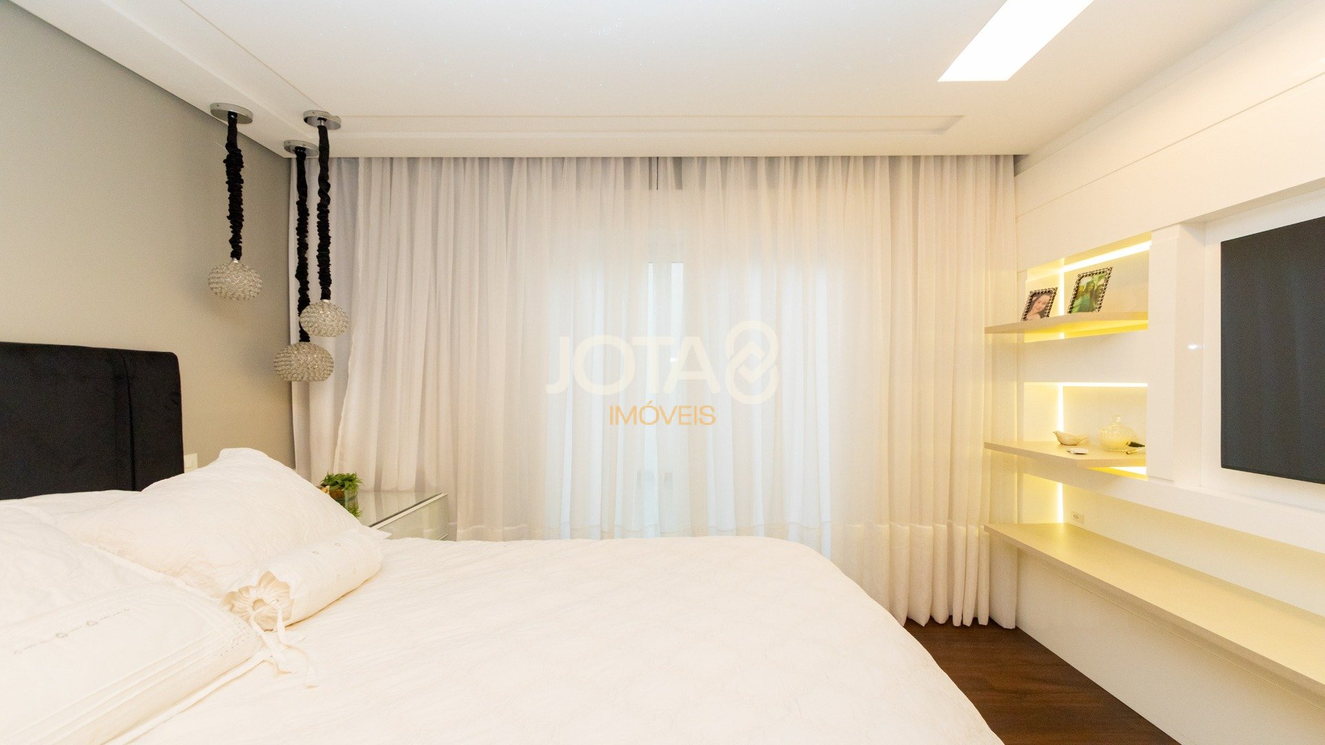 CASA COM 4 QUARTOS, ESPAÇO GOURMET E PISCINA!