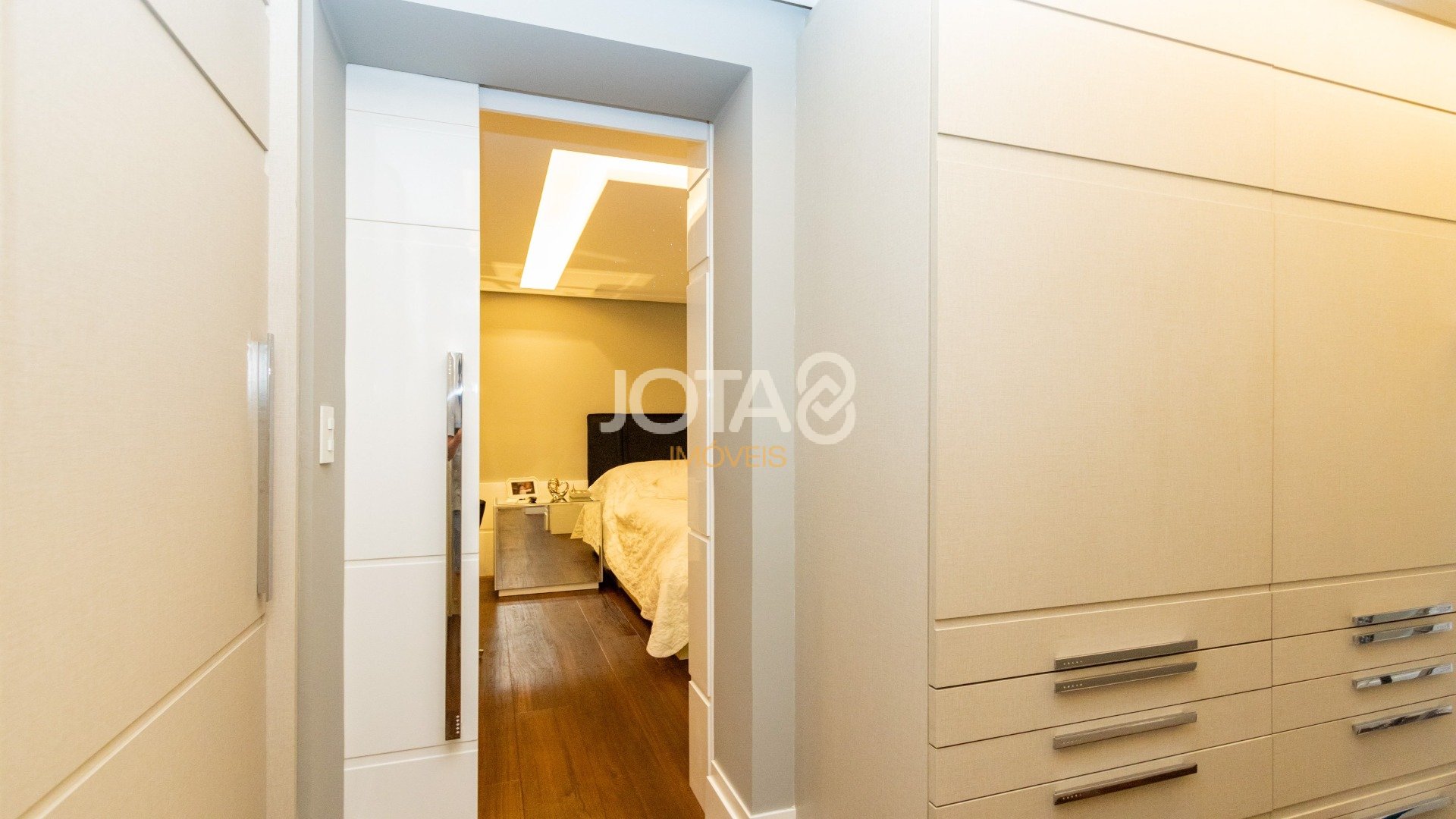CASA COM 4 QUARTOS, ESPAÇO GOURMET E PISCINA!