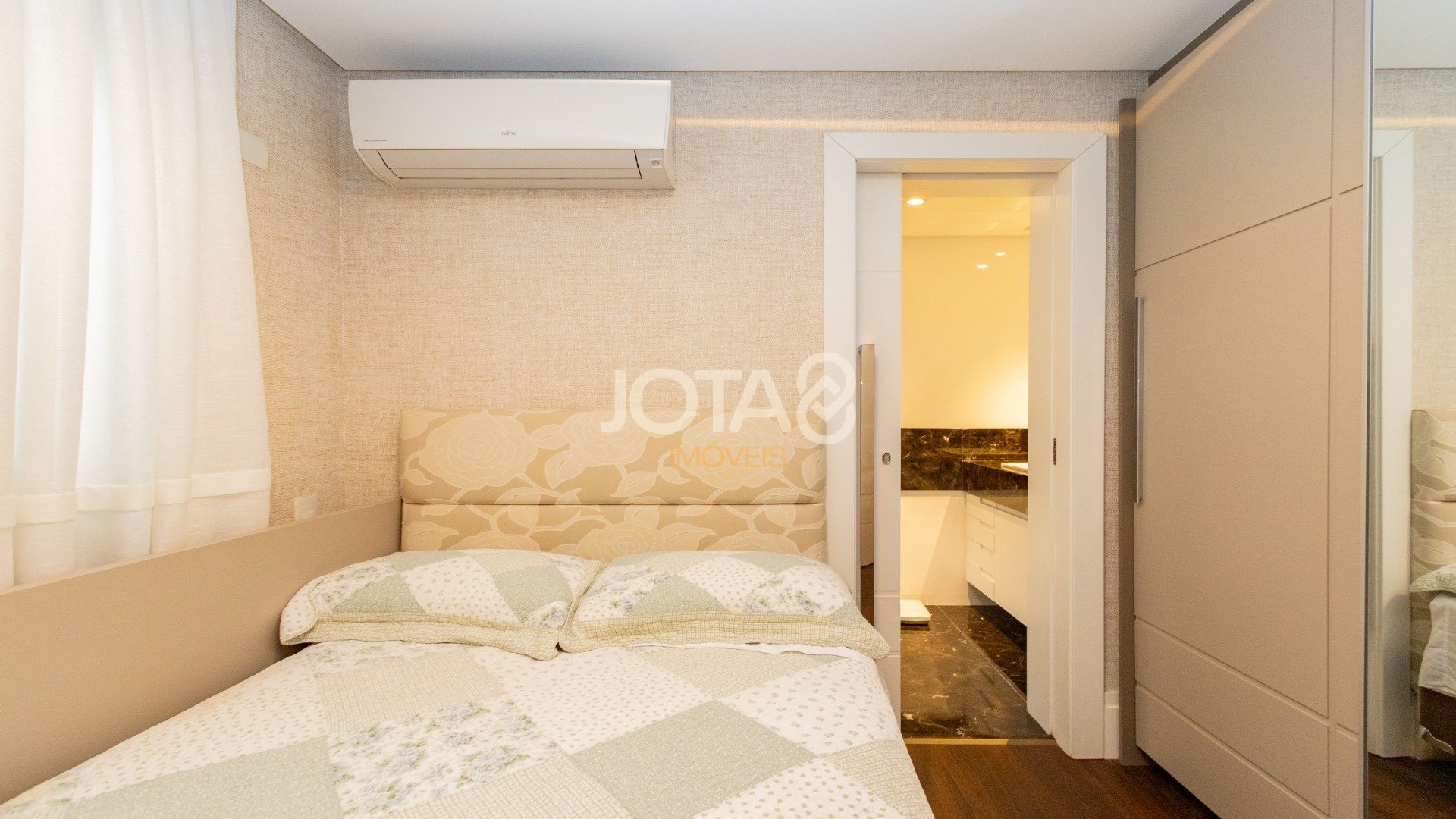 CASA COM 4 QUARTOS, ESPAÇO GOURMET E PISCINA!
