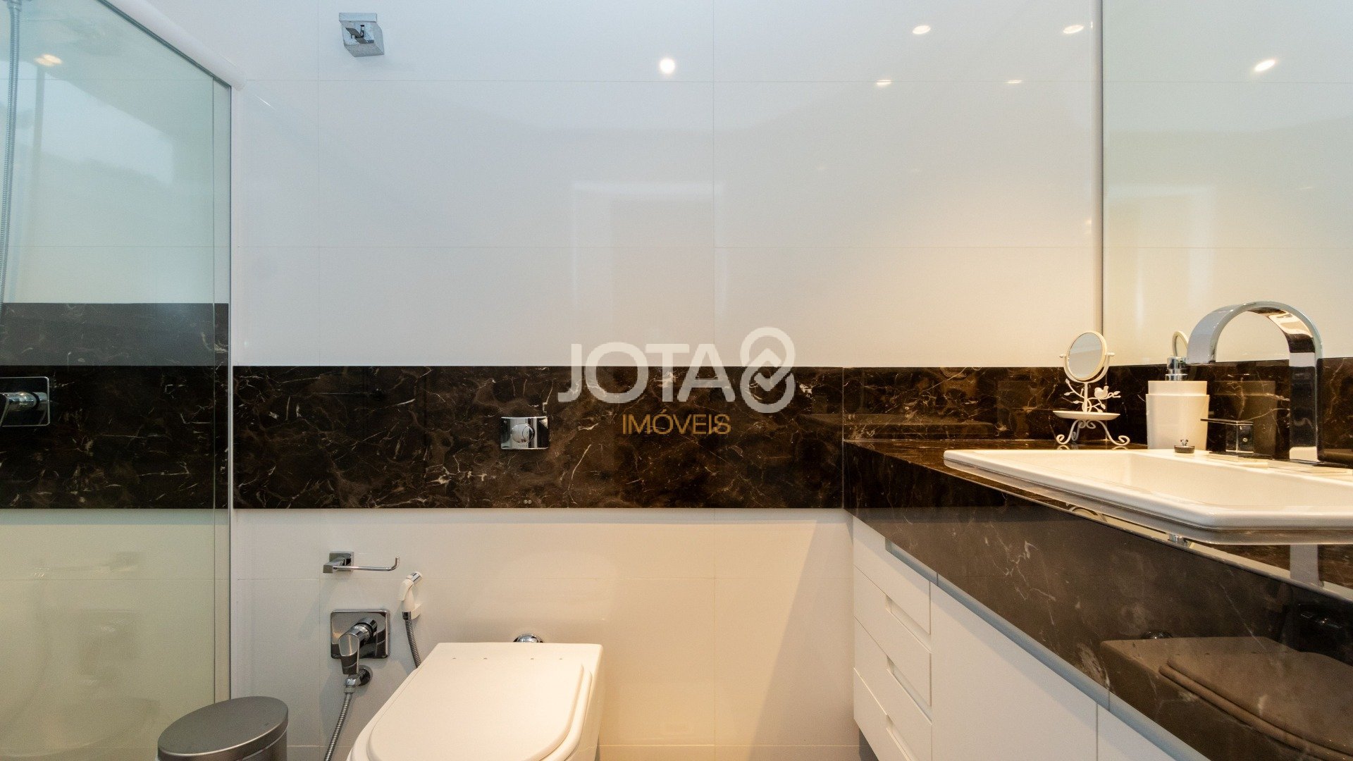 CASA COM 4 QUARTOS, ESPAÇO GOURMET E PISCINA!