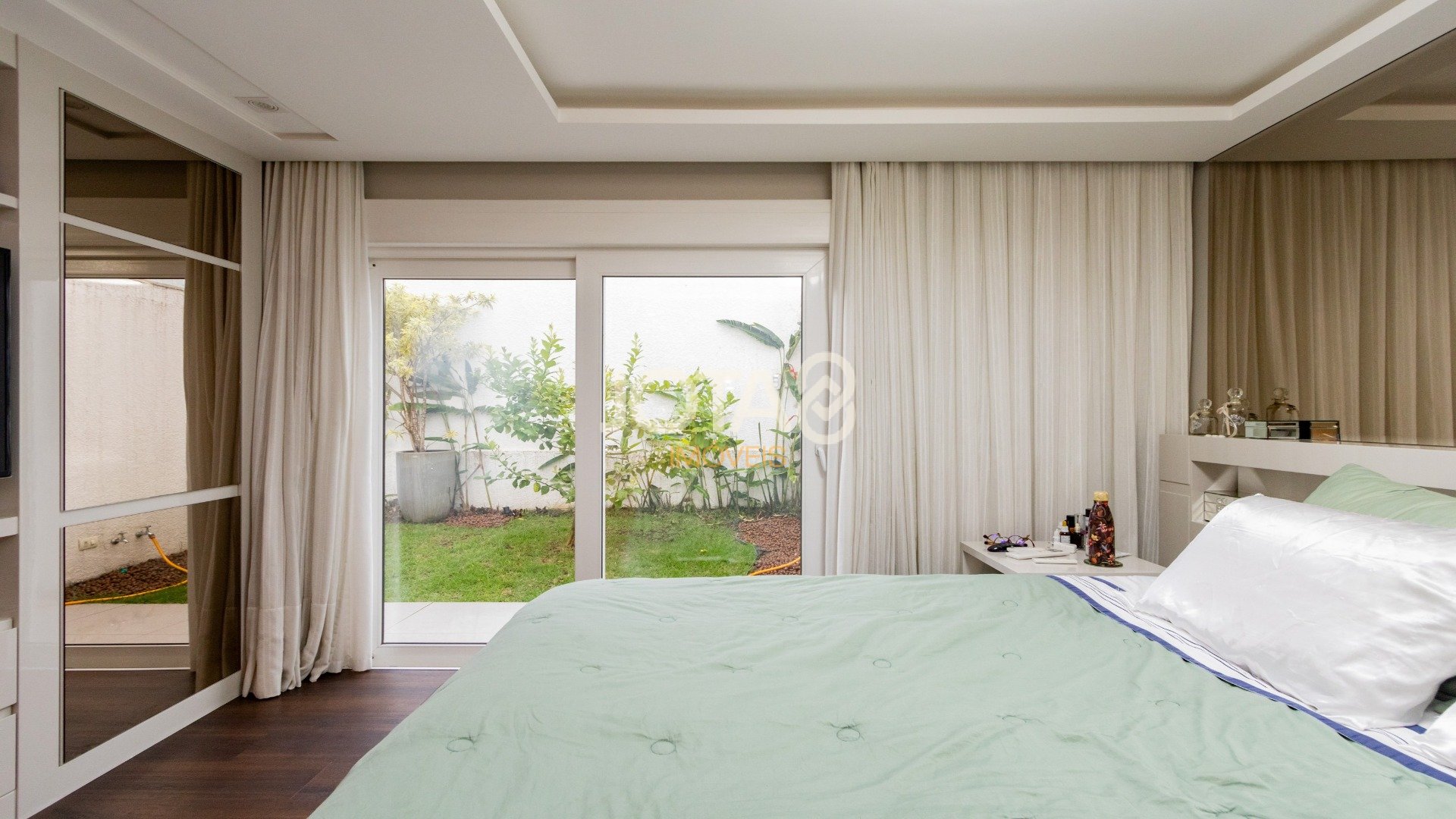 CASA COM 4 QUARTOS, ESPAÇO GOURMET E PISCINA!