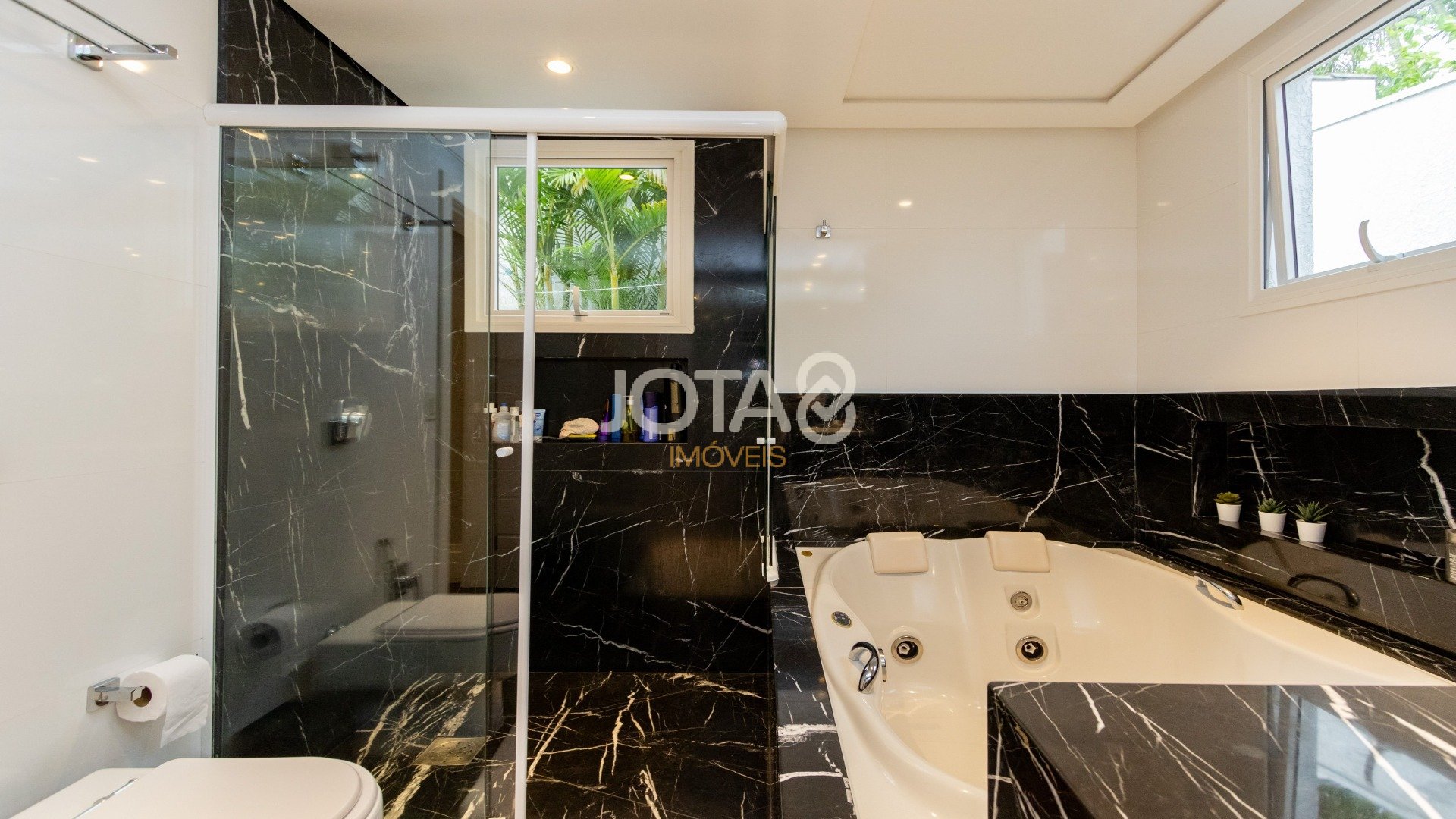 CASA COM 4 QUARTOS, ESPAÇO GOURMET E PISCINA!