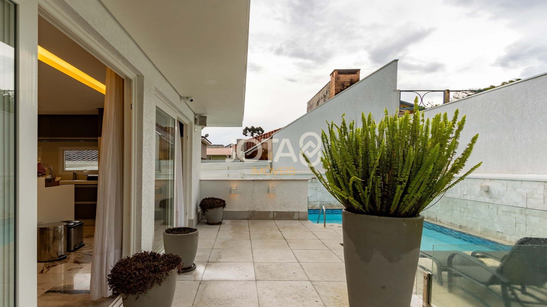 CASA COM 4 QUARTOS, ESPAÇO GOURMET E PISCINA!