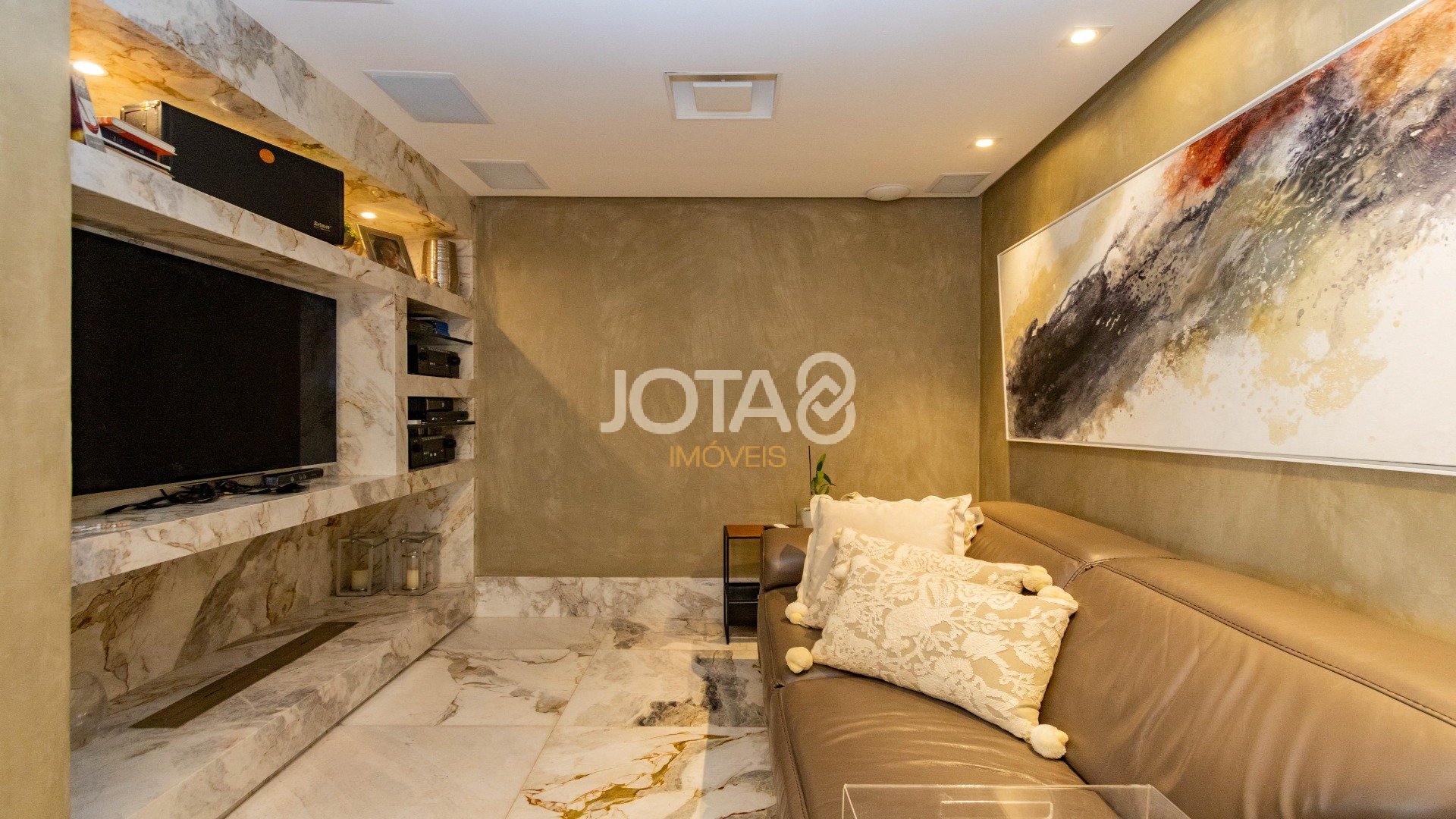 CASA COM 4 QUARTOS, ESPAÇO GOURMET E PISCINA!
