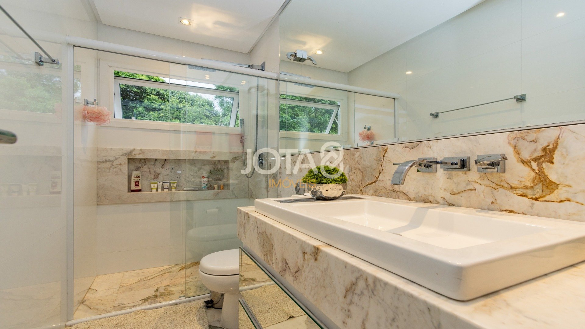 CASA COM 4 QUARTOS, ESPAÇO GOURMET E PISCINA!