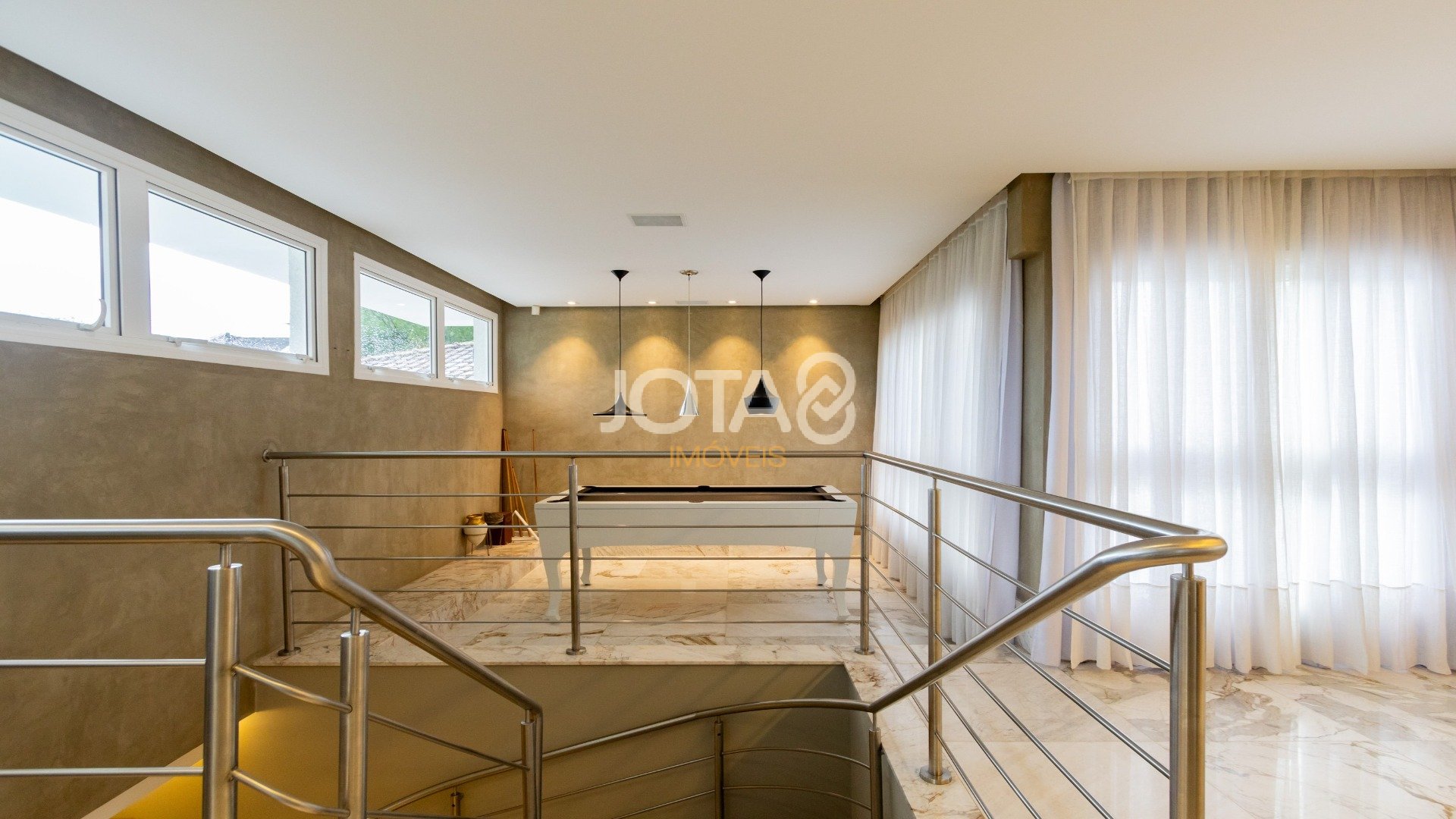 CASA COM 4 QUARTOS, ESPAÇO GOURMET E PISCINA!