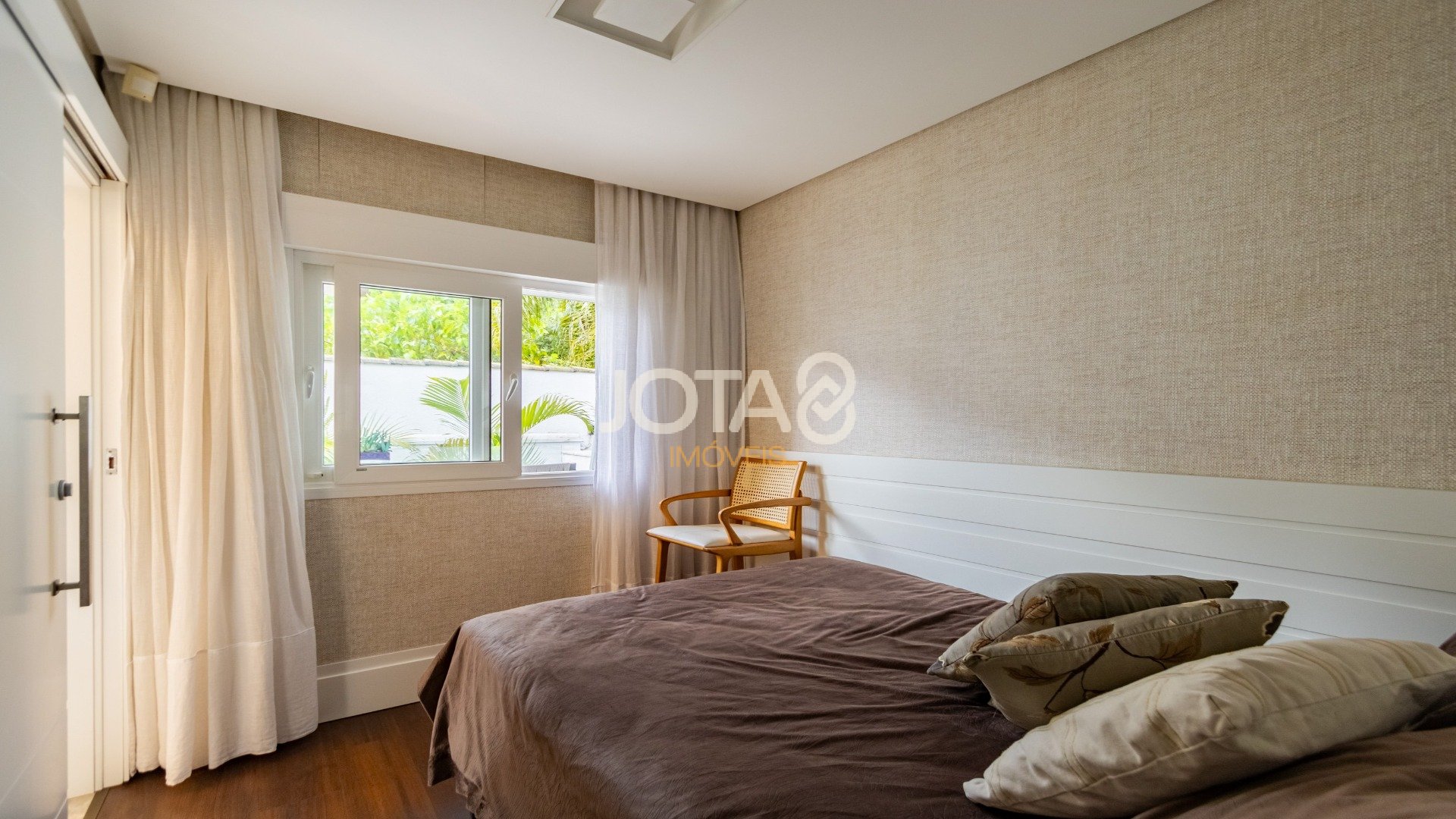 CASA COM 4 QUARTOS, ESPAÇO GOURMET E PISCINA!