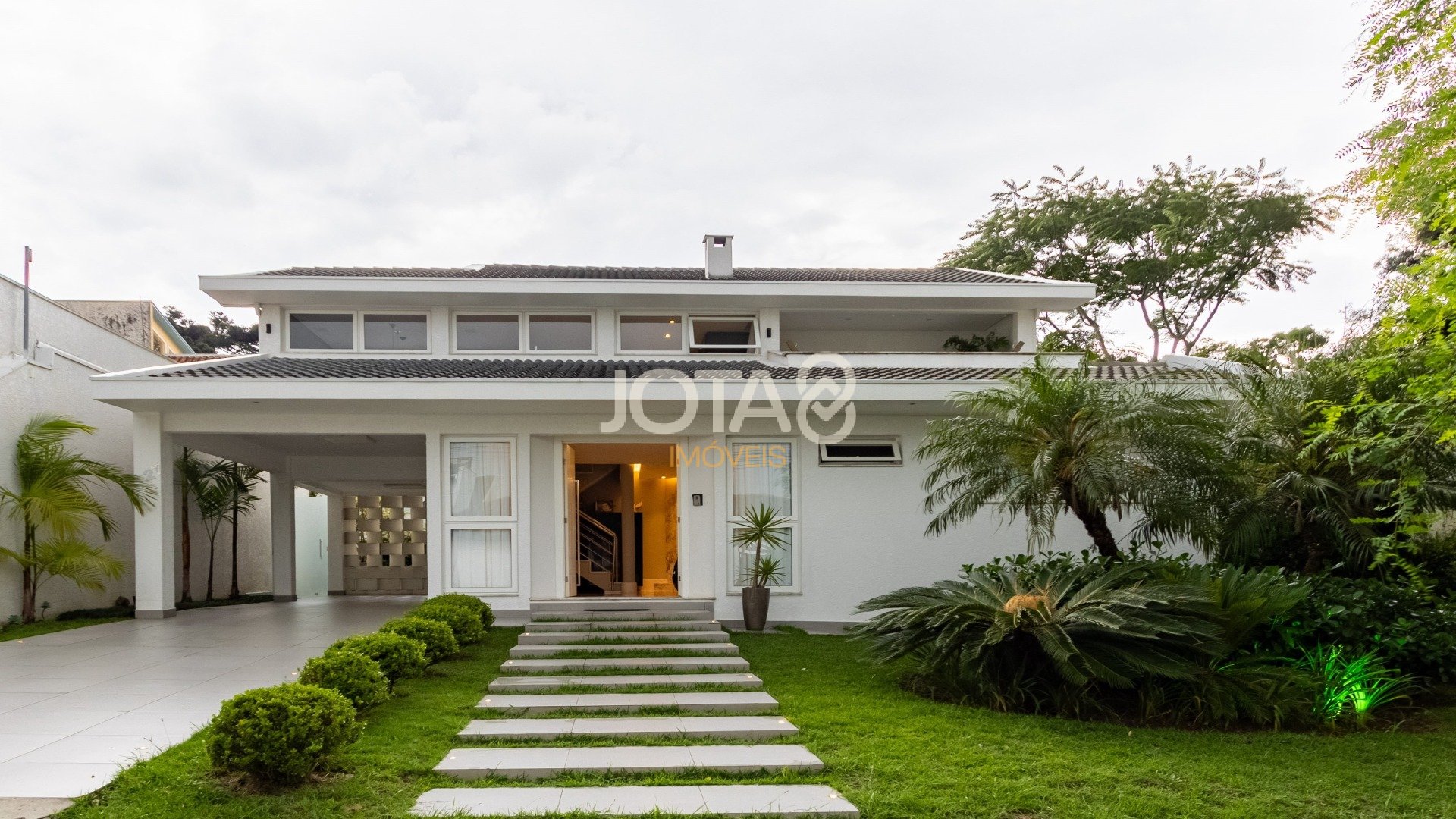 CASA COM 4 QUARTOS, ESPAÇO GOURMET E PISCINA!